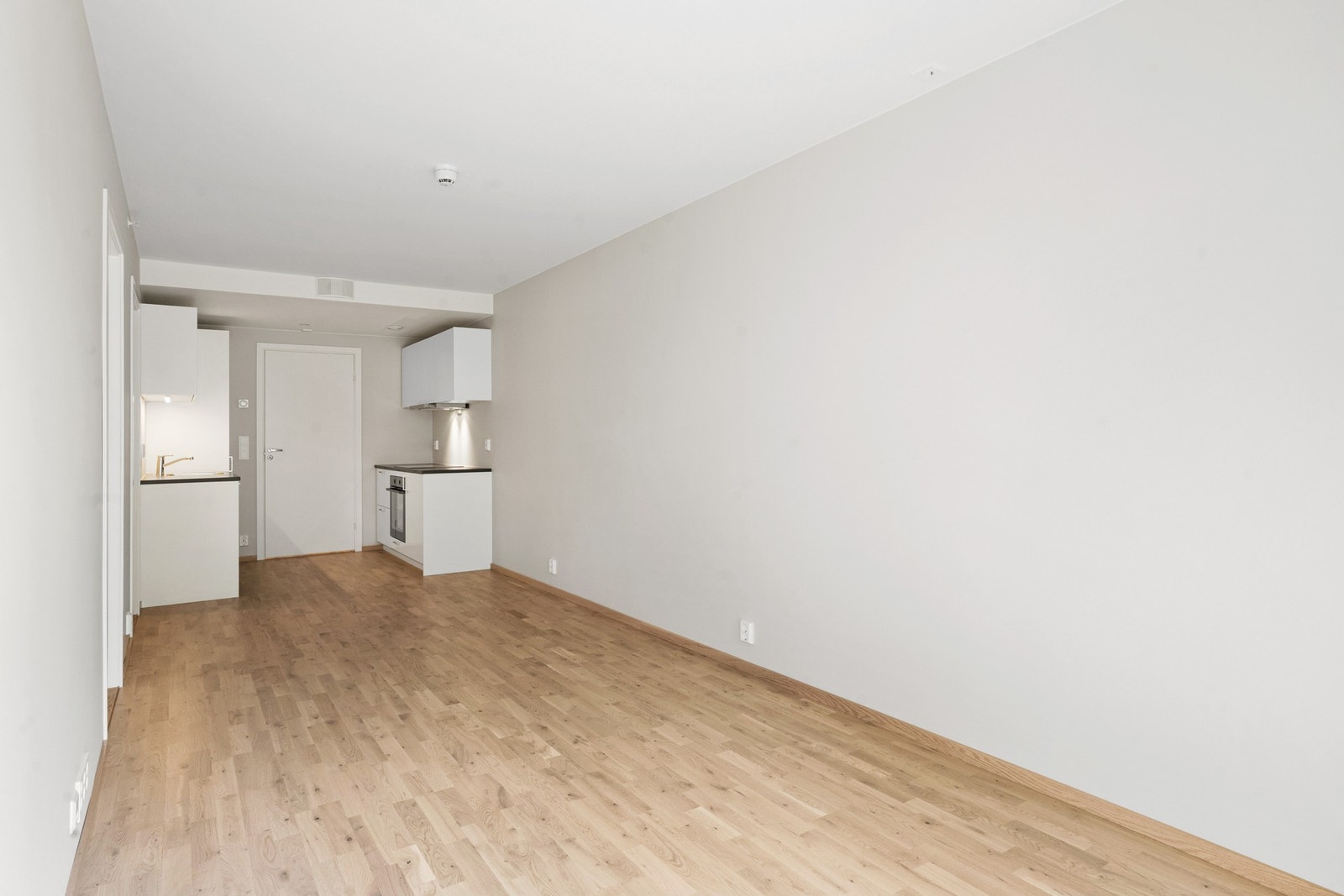 Det er godt med skapplass og alle hvitevarer er integrert: oppvaskmaskin, kjøl/frys, komfyr, induksjonstopp og ventilator. Galleribilde