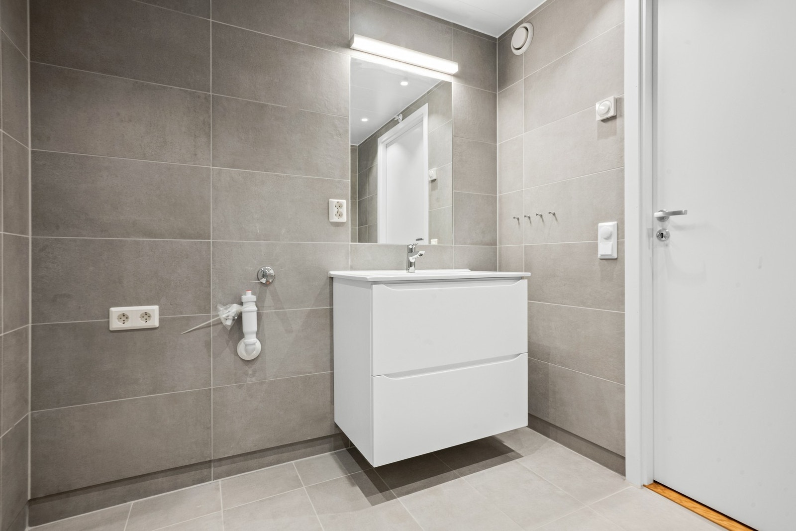 Det er opplegg og plass for både vaskemaskin og tørketrommel. Galleribilde