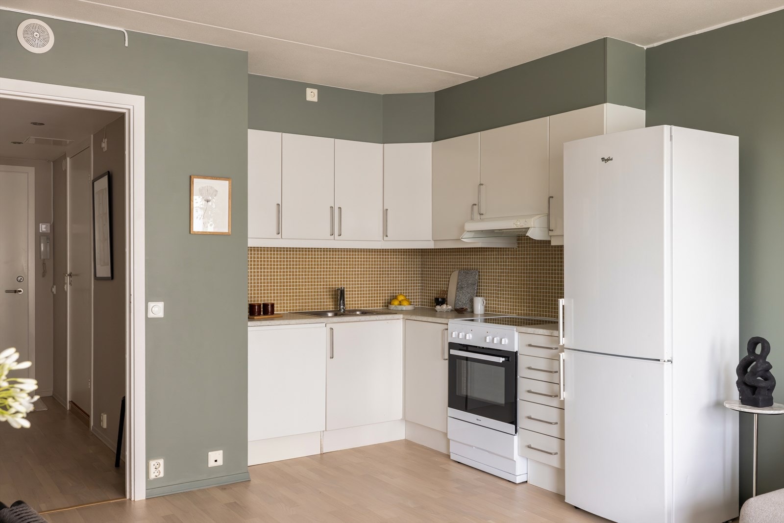 Lekkert, stilrent kjøkken med glatte fronter og laminert benkeplate med nedfelt vask Galleribilde