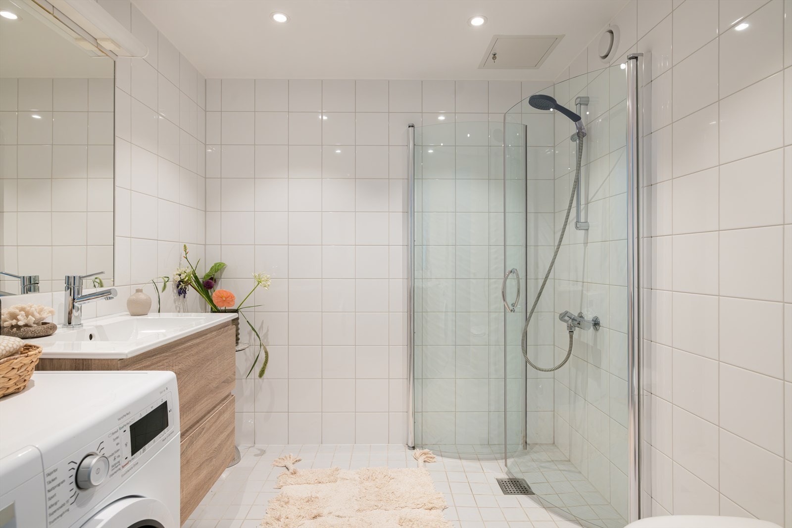 Moderne Bad/WC med flislagte vegger og gulv, elektrisk gulvvarme og innfelt downlights i taket Galleribilde