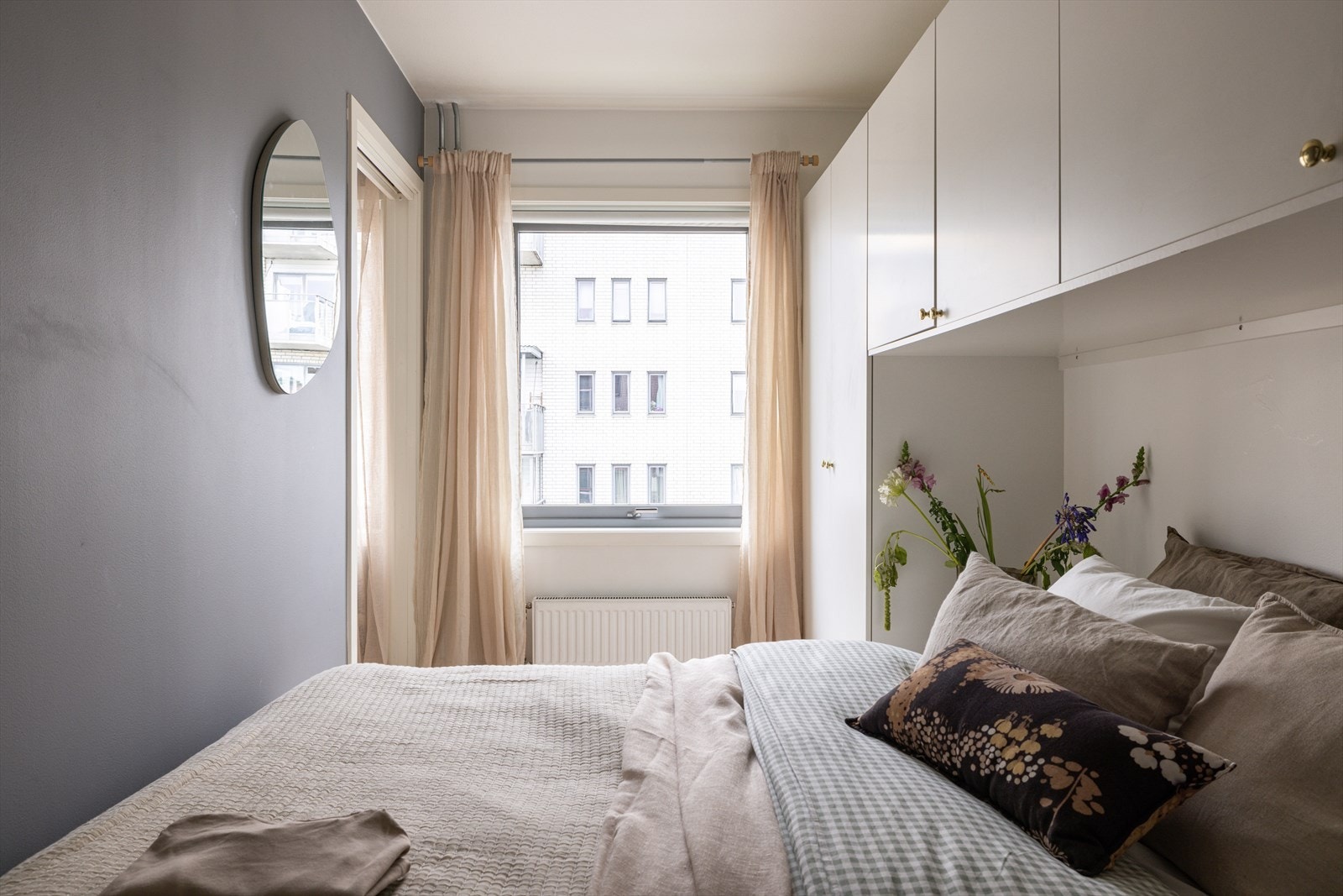 Stort soveromsvindu sørger for rikelig med lysinnslipp og god ventilering. Galleribilde