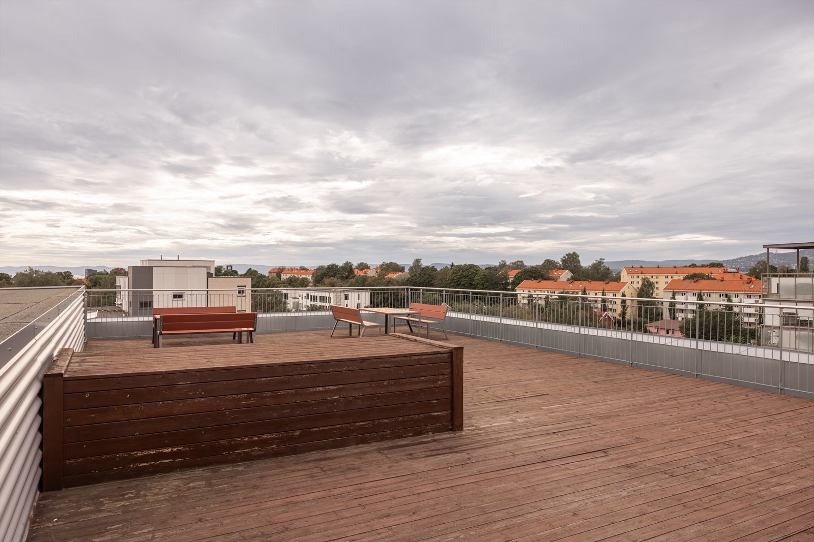 Felles takterrasse med fantastisk utsikt over tretopper og tak Galleribilde