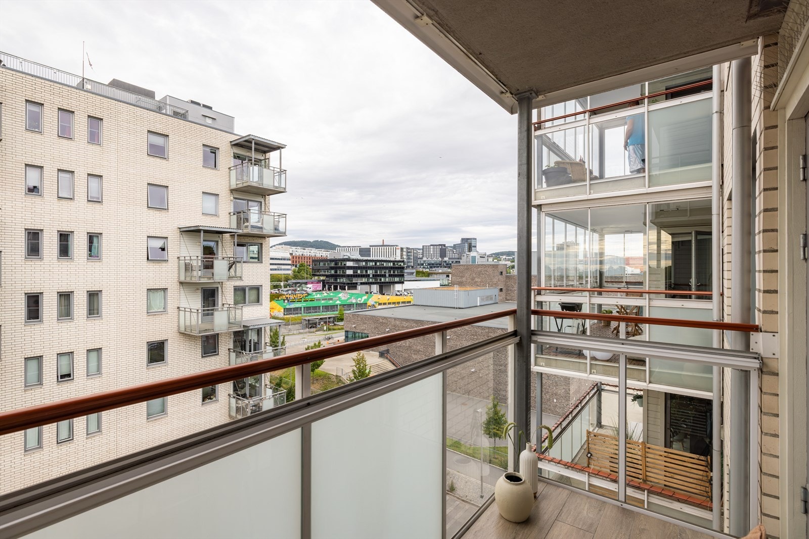 Direkte fra stuen kommer du til en flislagt balkong utstyrt med lys og stikkkontakt Galleribilde