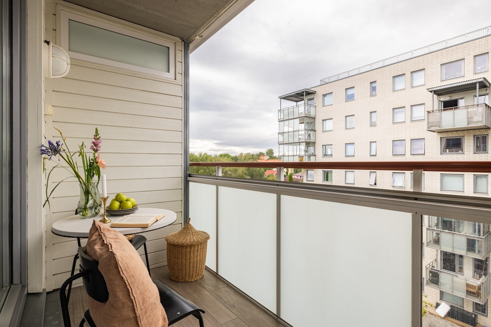 Dette er en moderne og lys 2-roms leilighet med arealeffektiv planløsning og god standard Galleribilde
