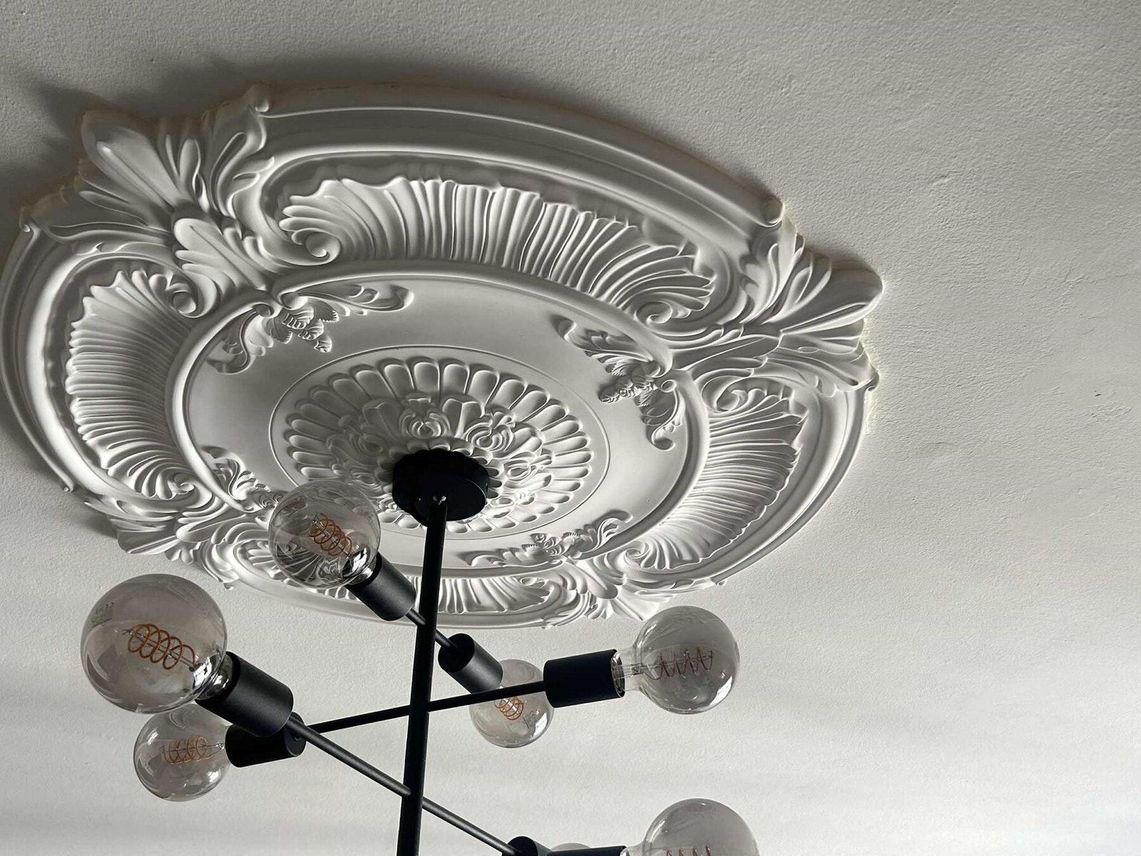 Stukkatur med vakker takrosett. Galleribilde