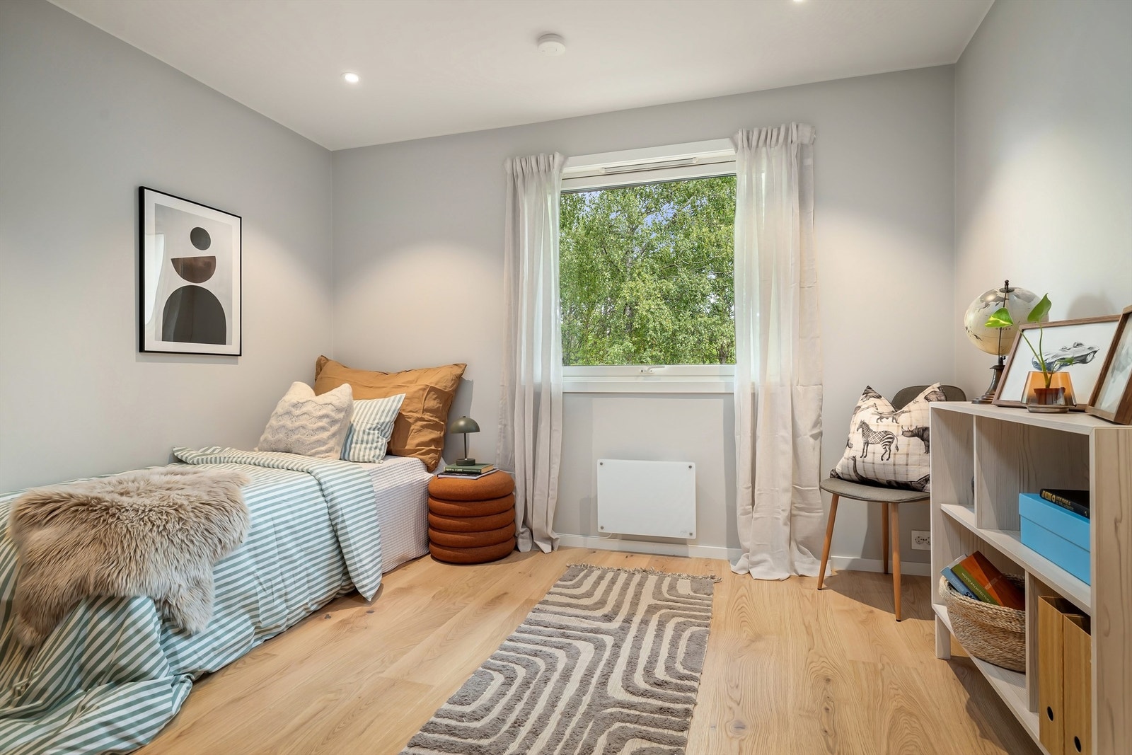 Rommet er utstyrt med en romslig garderobe med gode oppbevaringsmuligheter Galleribilde