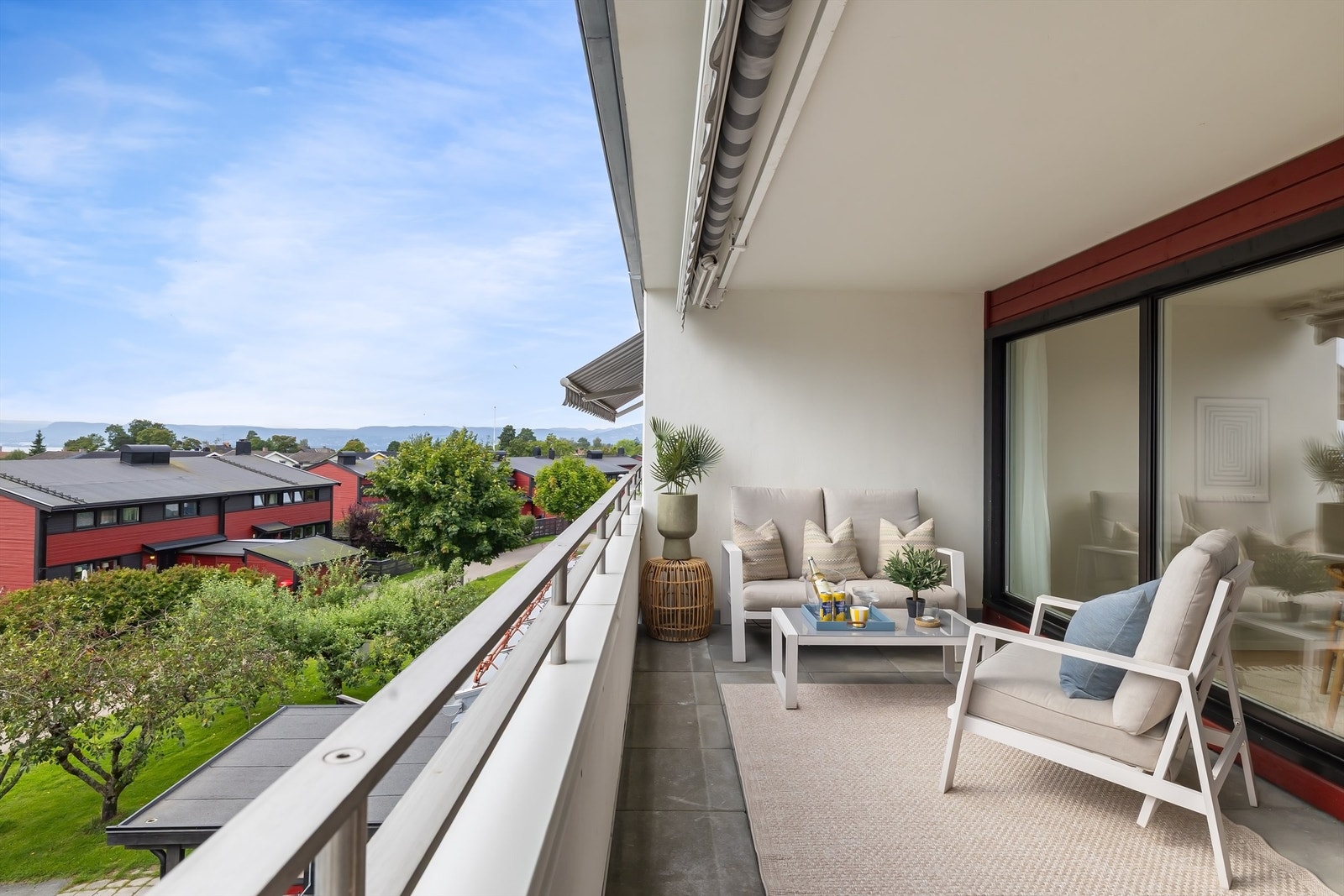 Her kan du nyte solen store deler av dagen helt til den går ned over åskanten Galleribilde