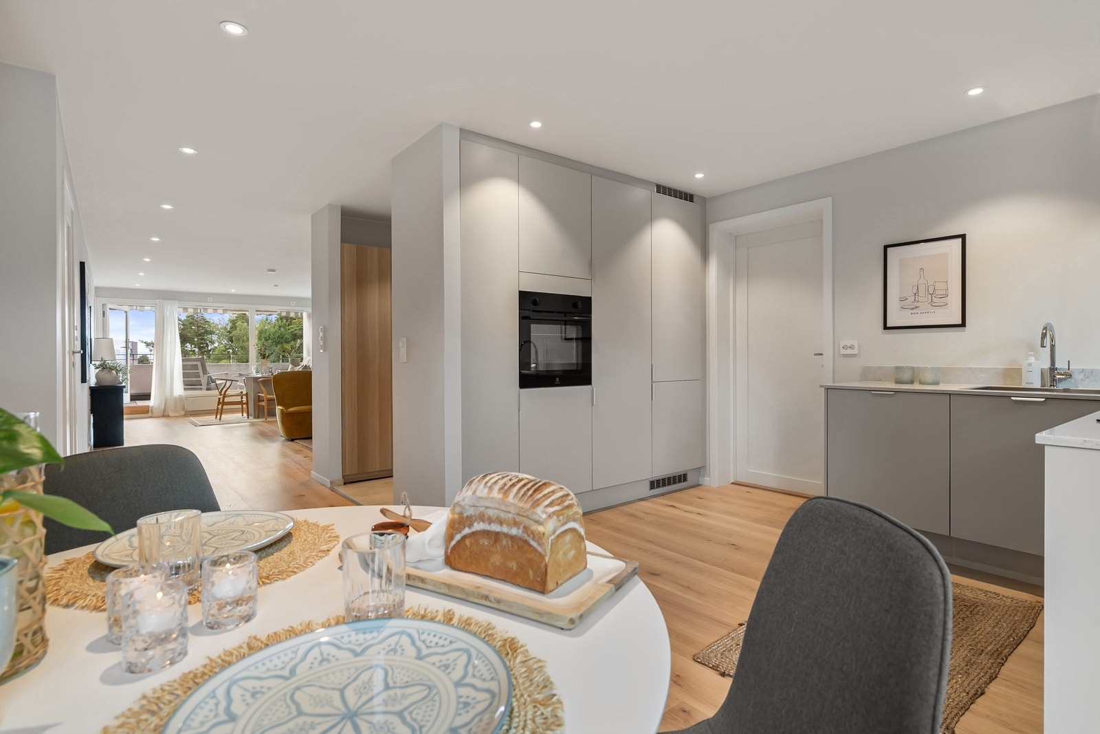 Kjøkkenet er utstyrt med nye integrerte hvitevarer som oppvaskmaskin, stekeovn og kjøleskap med frysedel, alle fra Electrolux Galleribilde