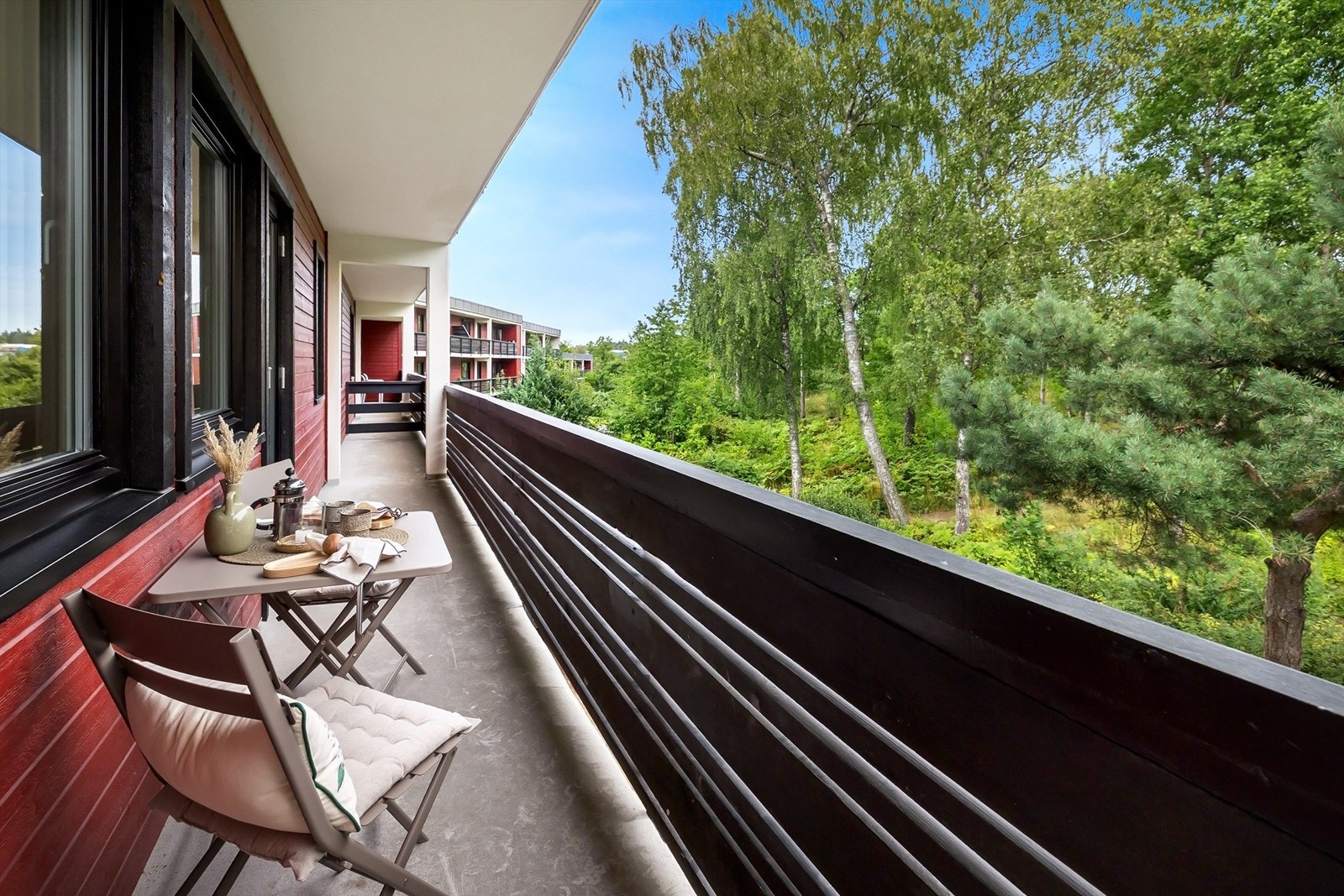 Fra kjøkkenet er det videre adkomst til boligens andre terrasse Galleribilde