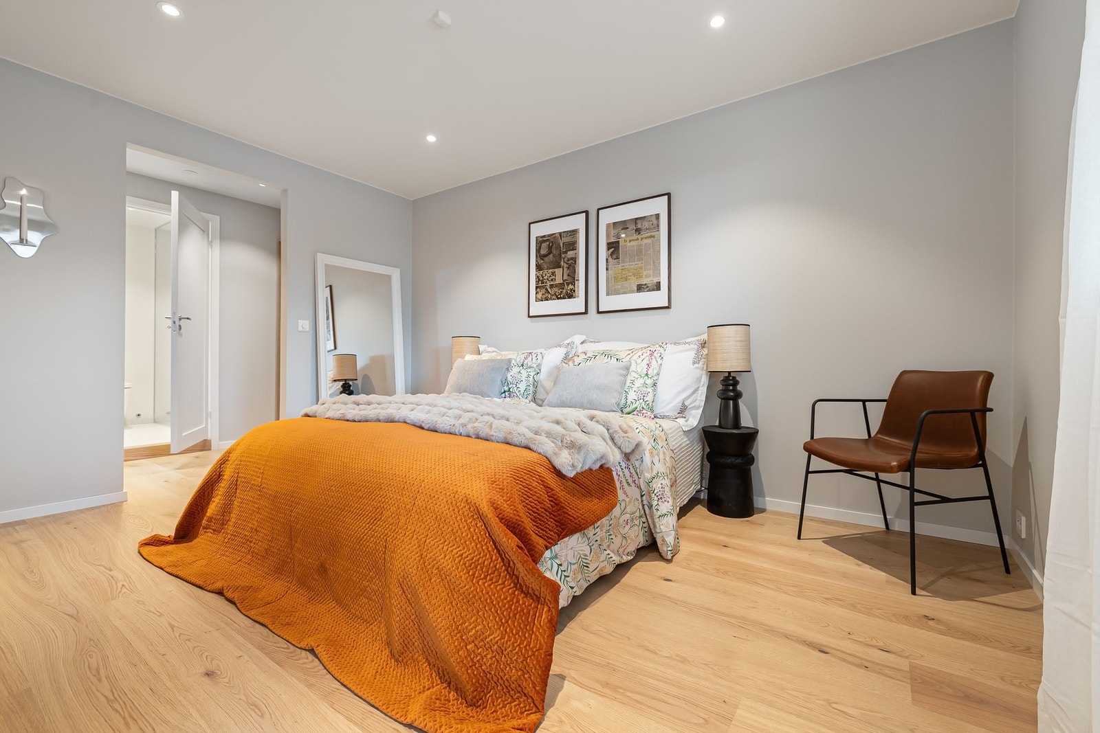 Her er det mer enn nok av plass til både dobbeltseng og nattbord Galleribilde