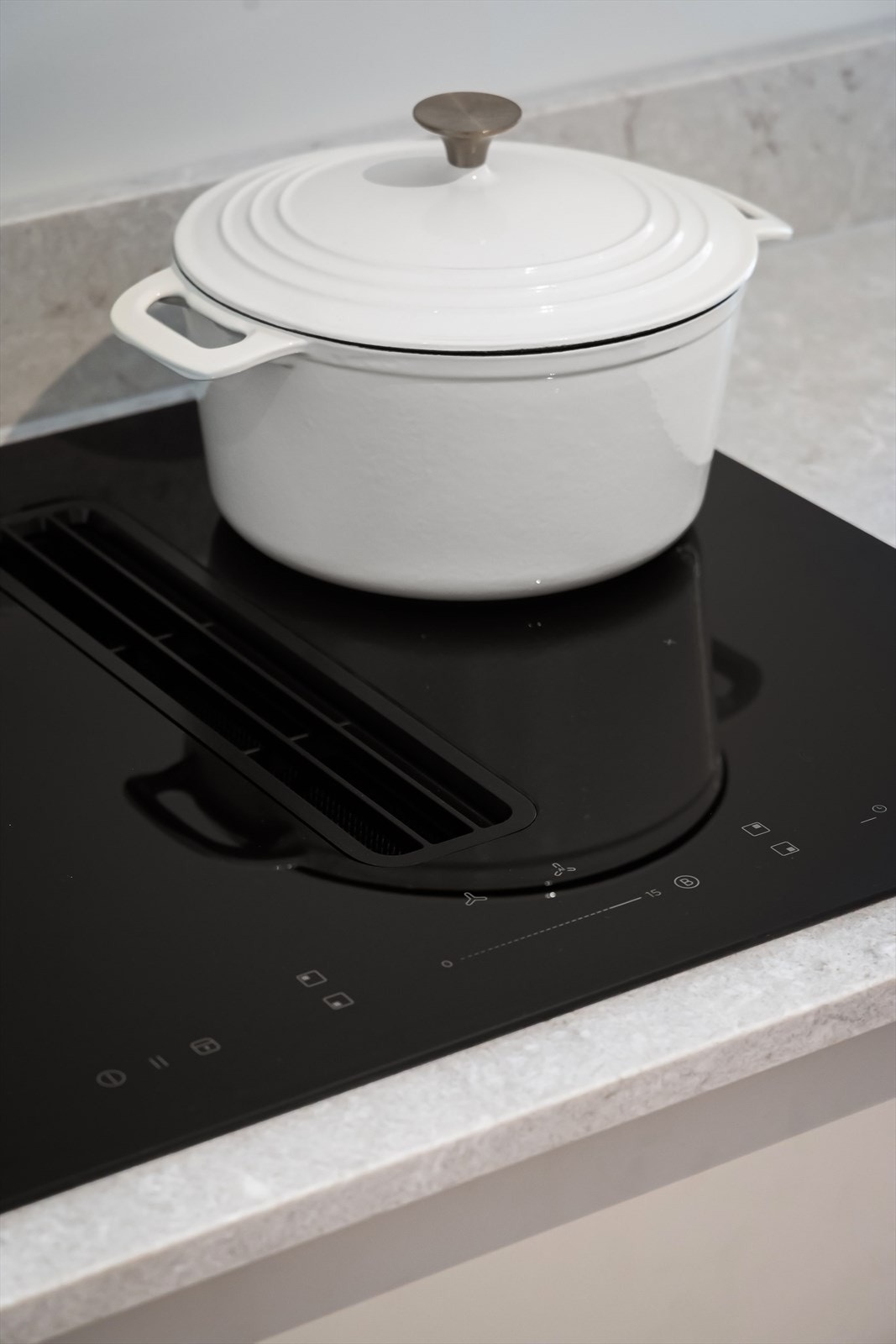 Lekker nedfelt induksjonstopp med integrert ventilator med kullfilter Galleribilde