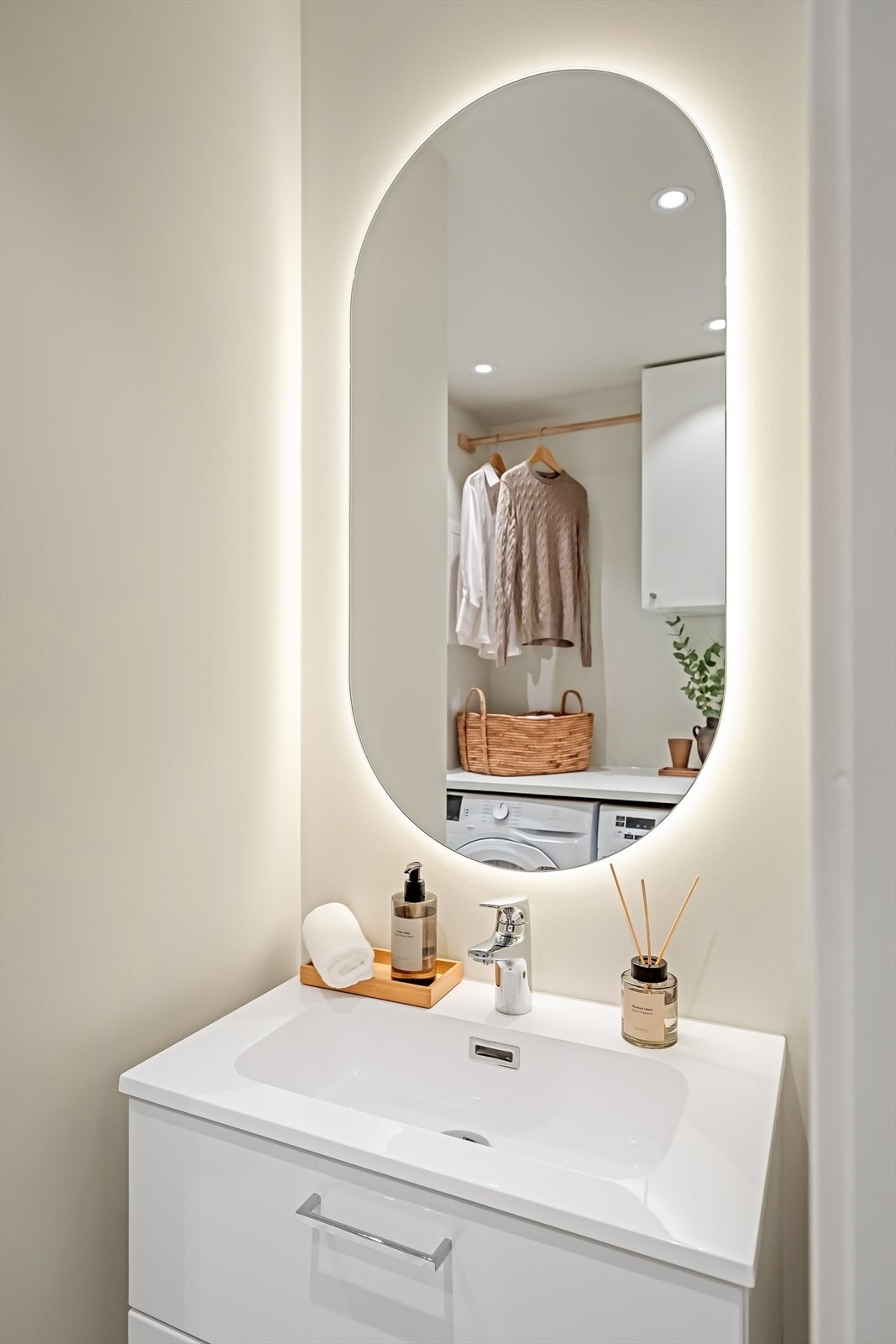 Lekkert LED-speil fra Nygaard Bad med ett behagelig lys og antidugg-teknologi Galleribilde