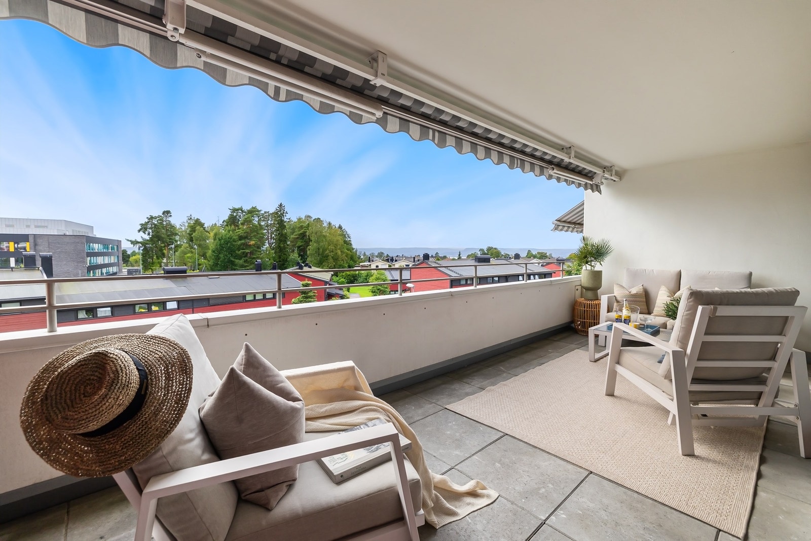 Terrassen vender mot sydvest og er på ca. 13 kvm Galleribilde