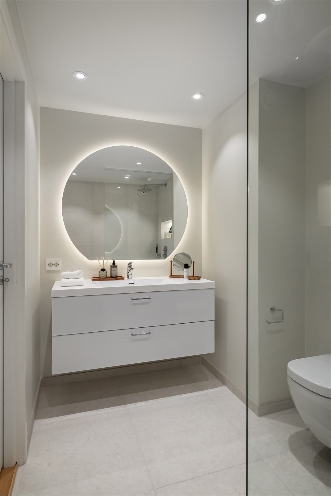 Rommet har vegghengt baderomsinnredning med heldekkende servant og ett-greps armatur, samt vegghengt toalett Galleribilde