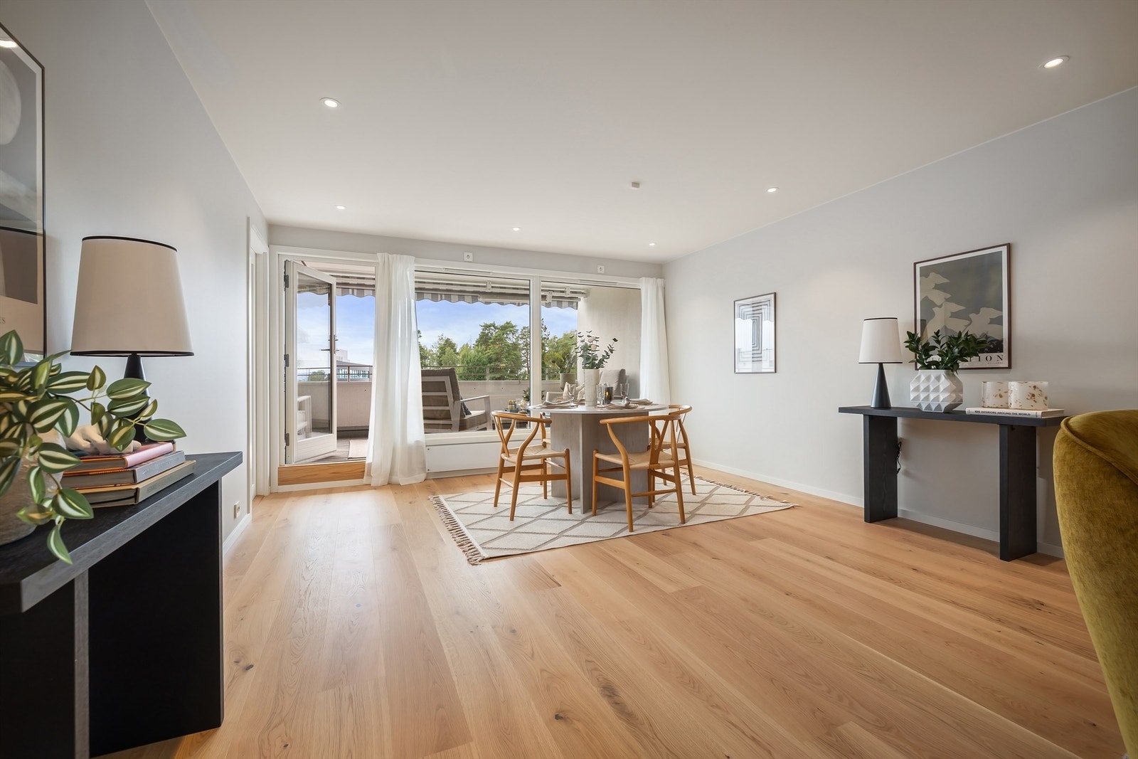 En sjeldent gjennomført og innholdsrik terrasseleilighet profesjonelt oppusset i 2025, med en attraktiv beliggenhet og luftig utsikt! Galleribilde