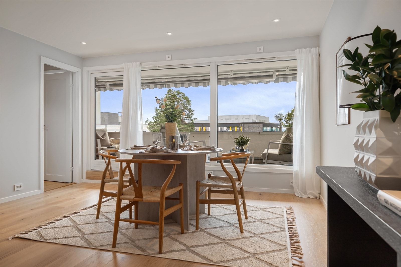 Fra stuen går du rett ut til en av boligens to herlige terrasser Galleribilde