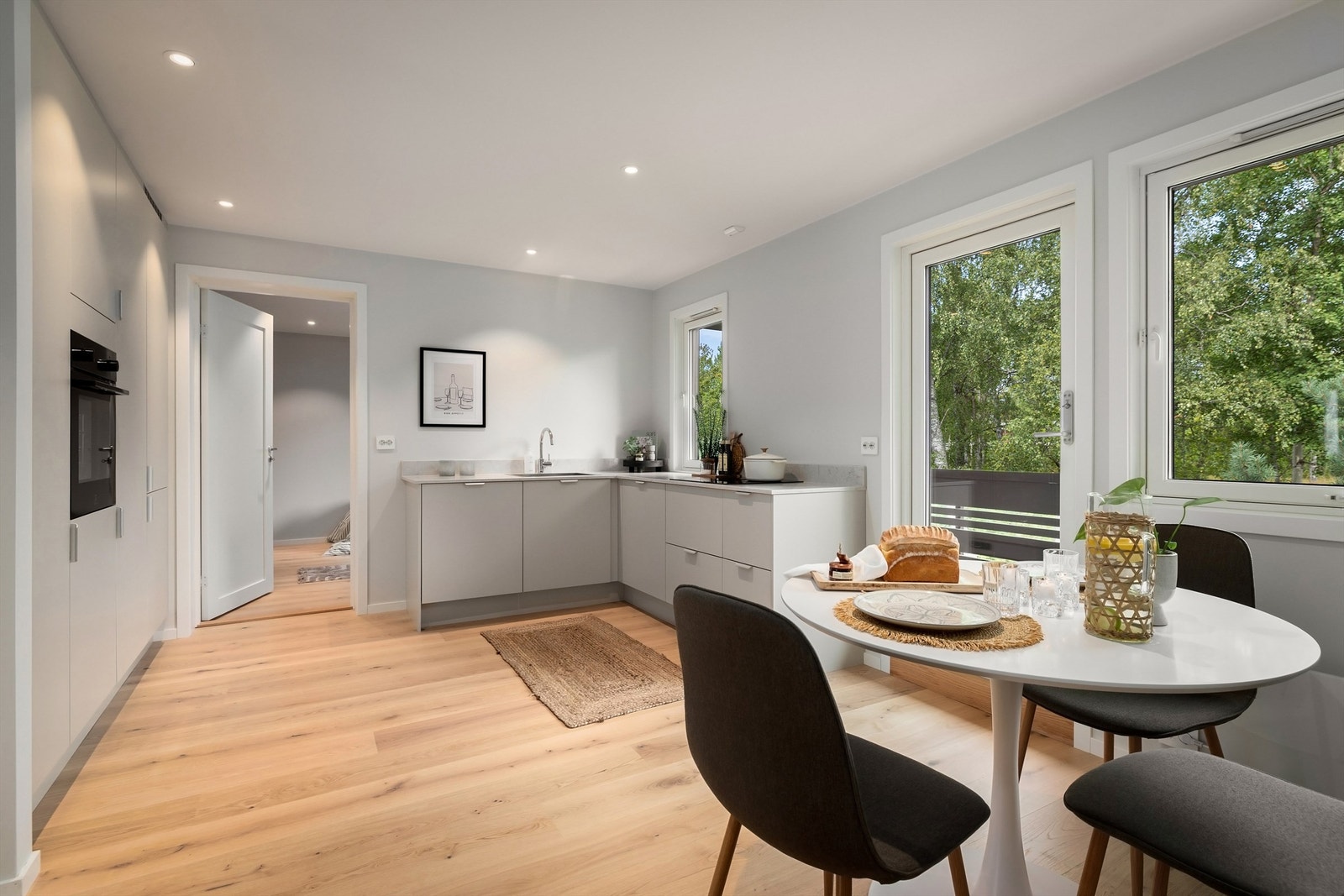 Kjøkkeninnredning fra HTH med lekker benkeplate av lysegrå kvarts fra Caesarstone, som både gir et elegant uttrykk samtidig som den er motstandsdyktig mot både riper og flekker Galleribilde