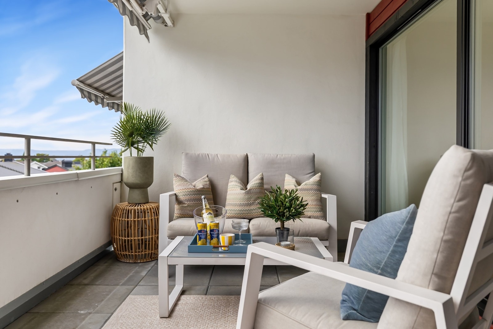 Størrelsen på terrassen gir god plass til både utemøblement og grill! Galleribilde