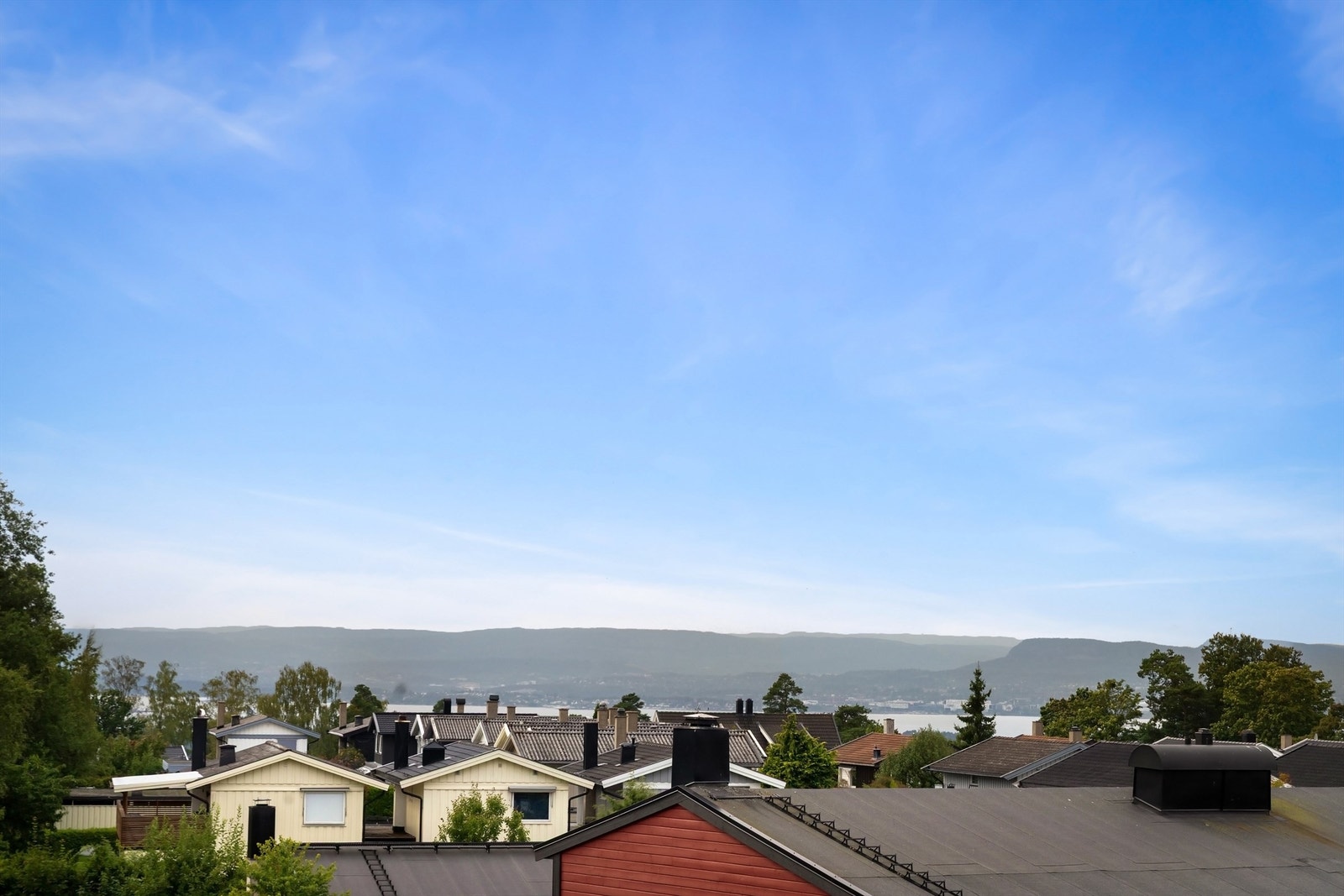 Her ser du og helt ned til fjorden! Galleribilde