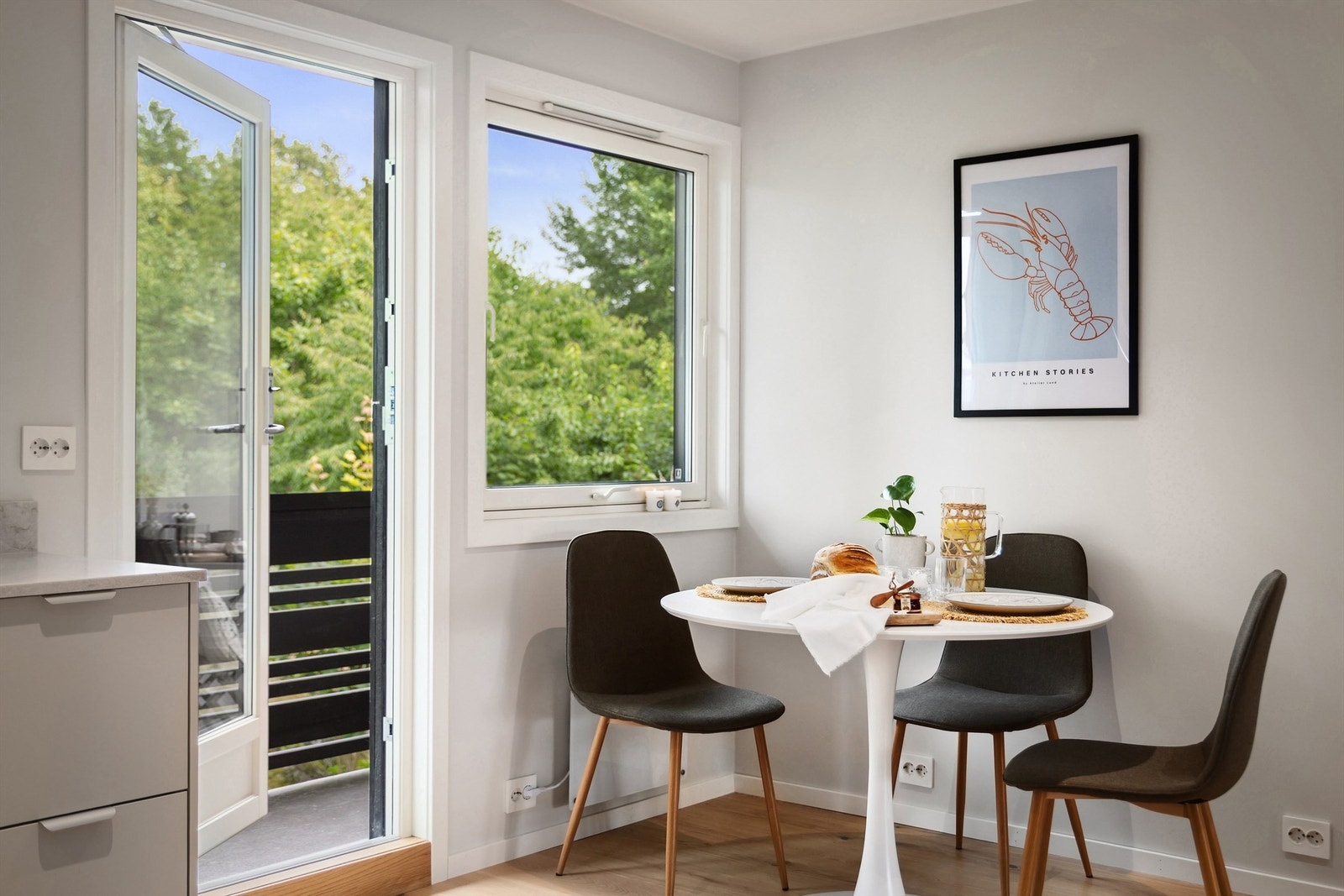 Kjøkkenet byr og på rom for et mindre spisebord langs vindu, hvor du nyte frokosten eller morgenkaffen med en rolig og frodig utsikt Galleribilde