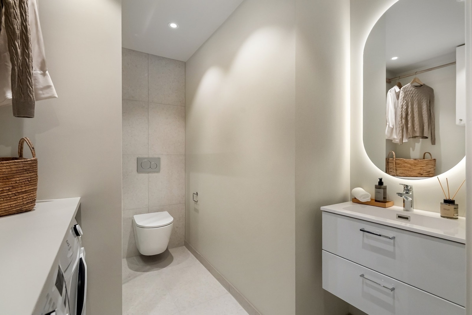 Vegghengt innredning med skuffer, en heldekkende servant med ett-greps armatur og vegghengt toalett Galleribilde