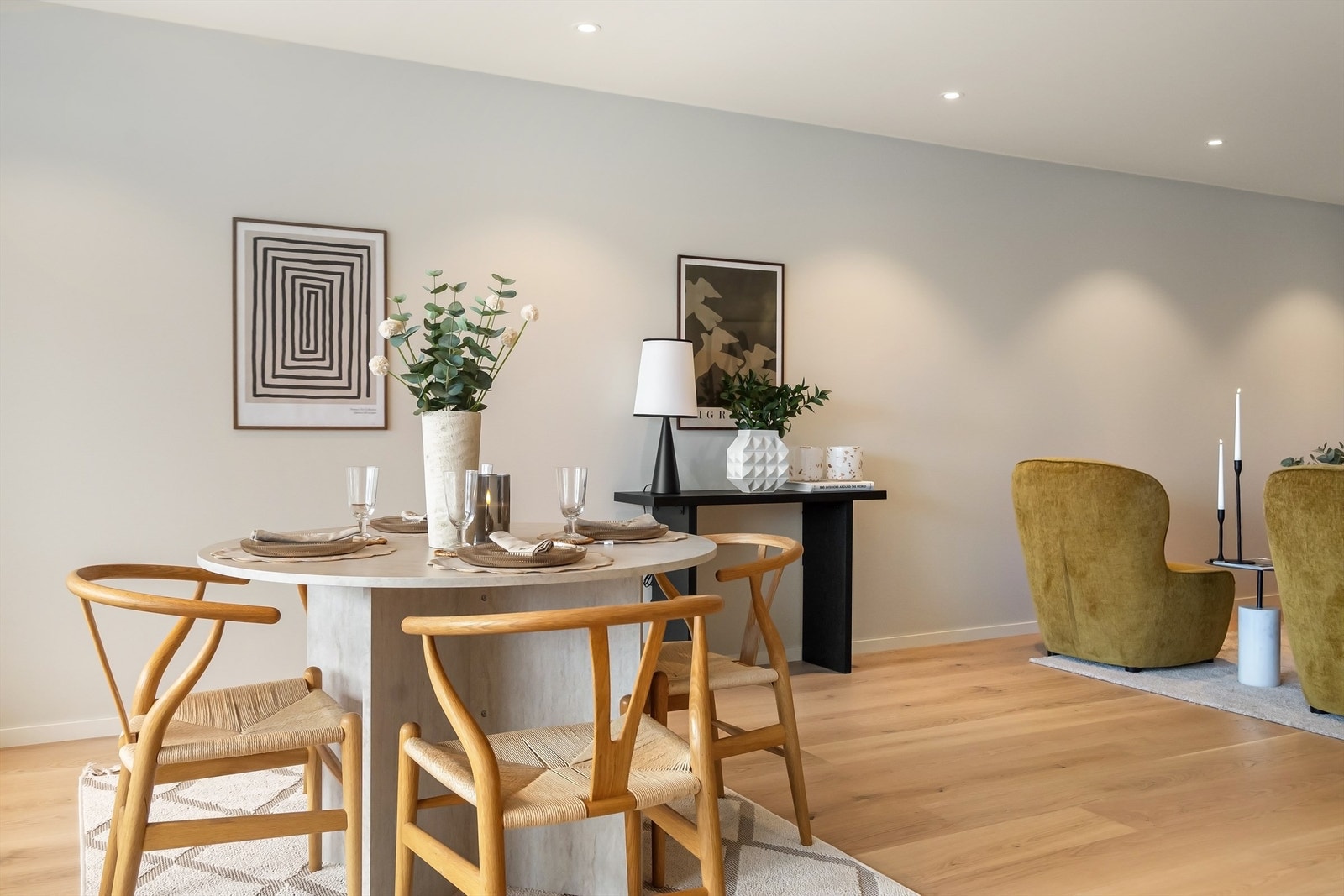 Lys, luftig og innbydende stue med god plass til både sofagruppe og spisebord Galleribilde