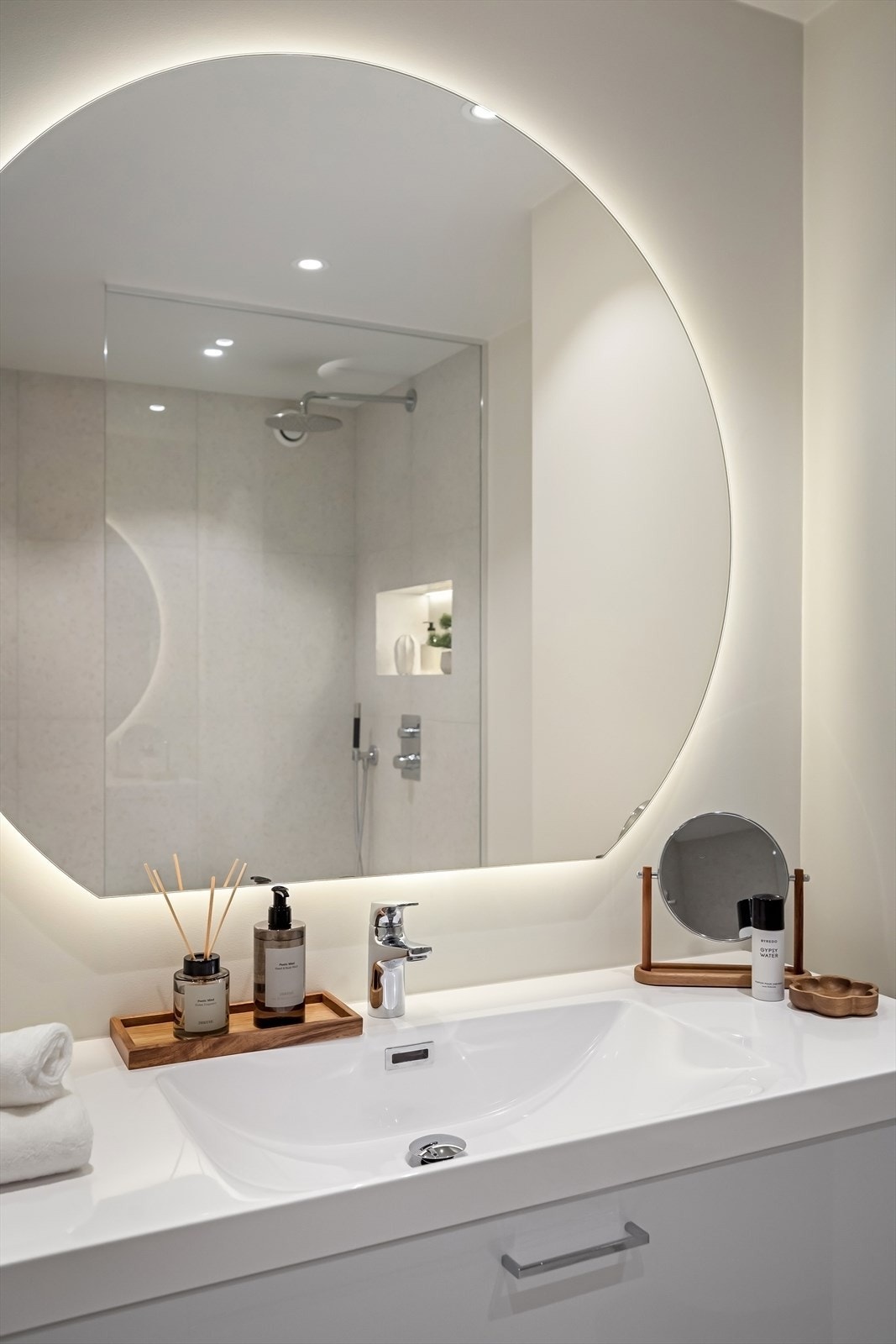 Over servanten er det montert et nydelig LED-speil fra Nygaard Bad med varmt og behagelig lys Galleribilde