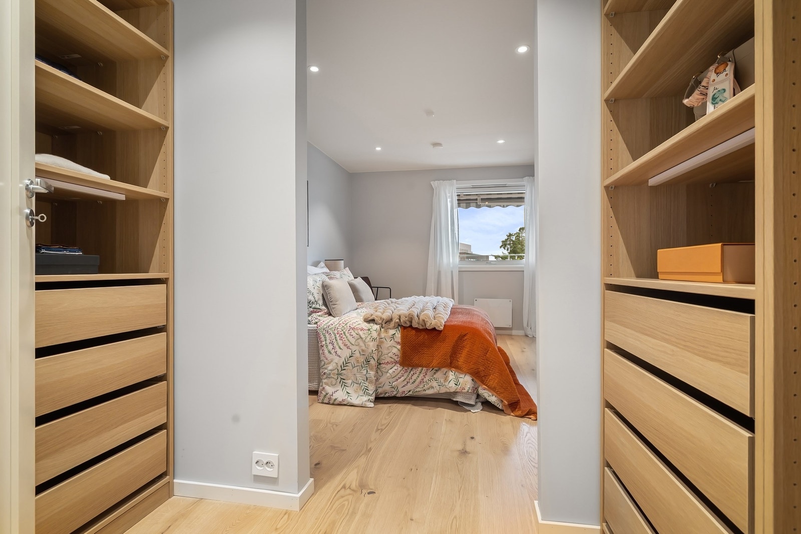 Herifra er det videre adgang til et stilrent, privat baderom Galleribilde