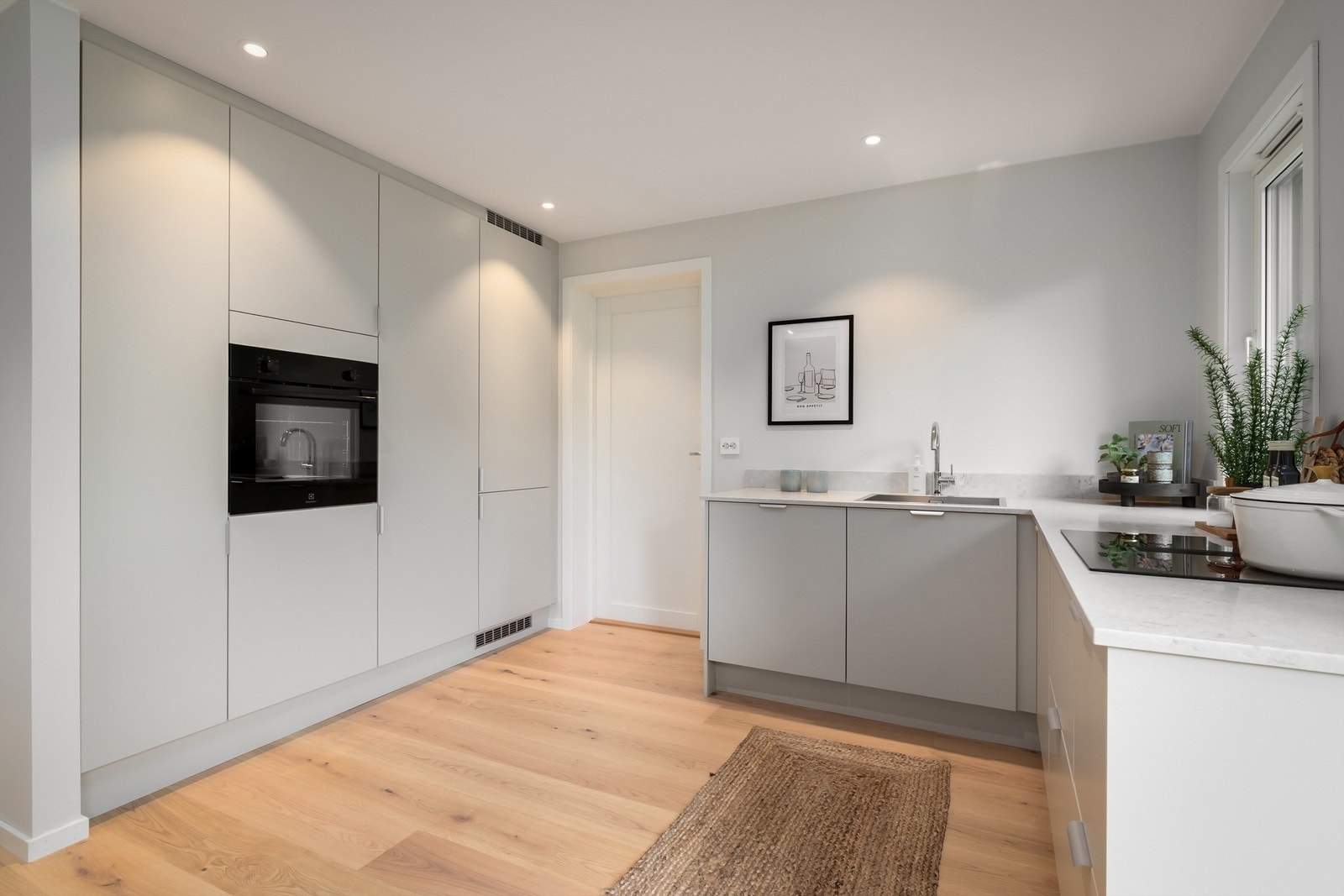 På kjøkkenet er det montert stikkontakter på vegg over benkeplaten, samt komfyrvakt og automatisk lekkasjestopper Galleribilde