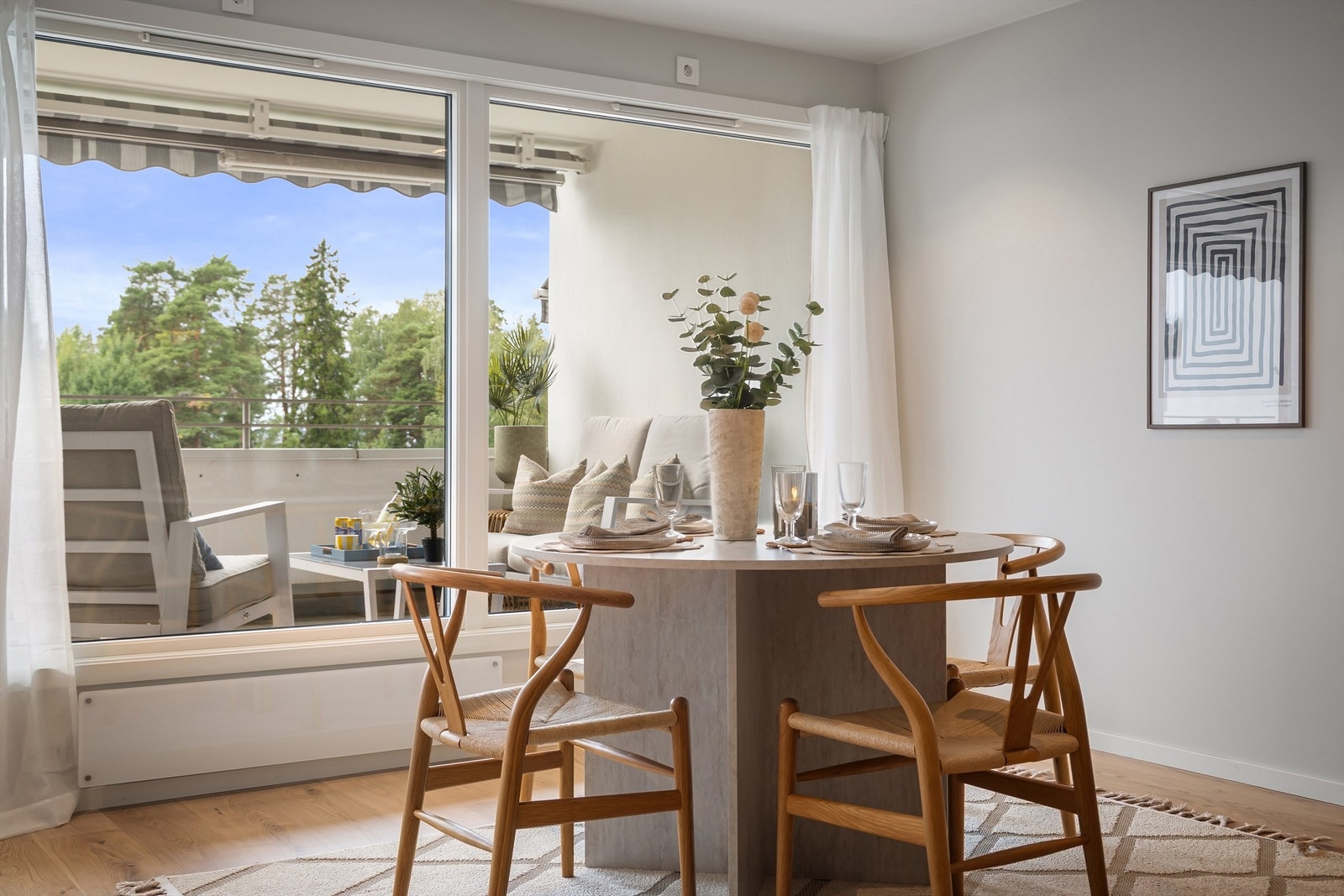 De store vindusflatene slipper inn rikelig med dagslys og byr på en frodig utsikt Galleribilde