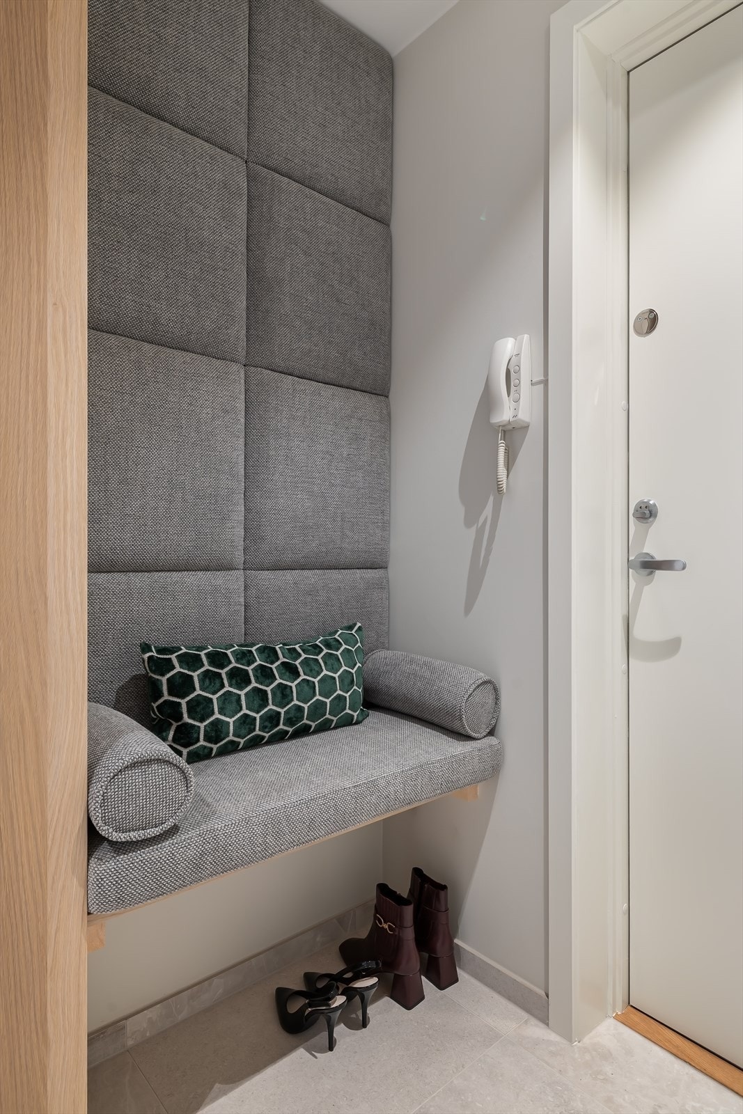 Her finner du en lekker plassbygd benk og garderobeskap Galleribilde