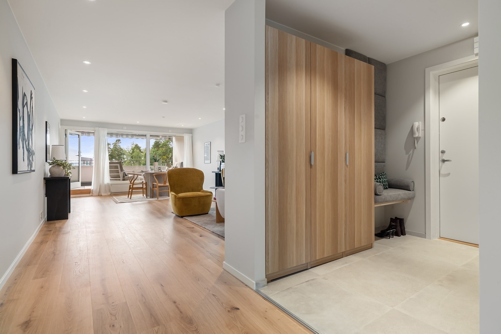 En romslig og skjermet entré ønsker deg velkommen med god plass til både yttertøy og sko Galleribilde