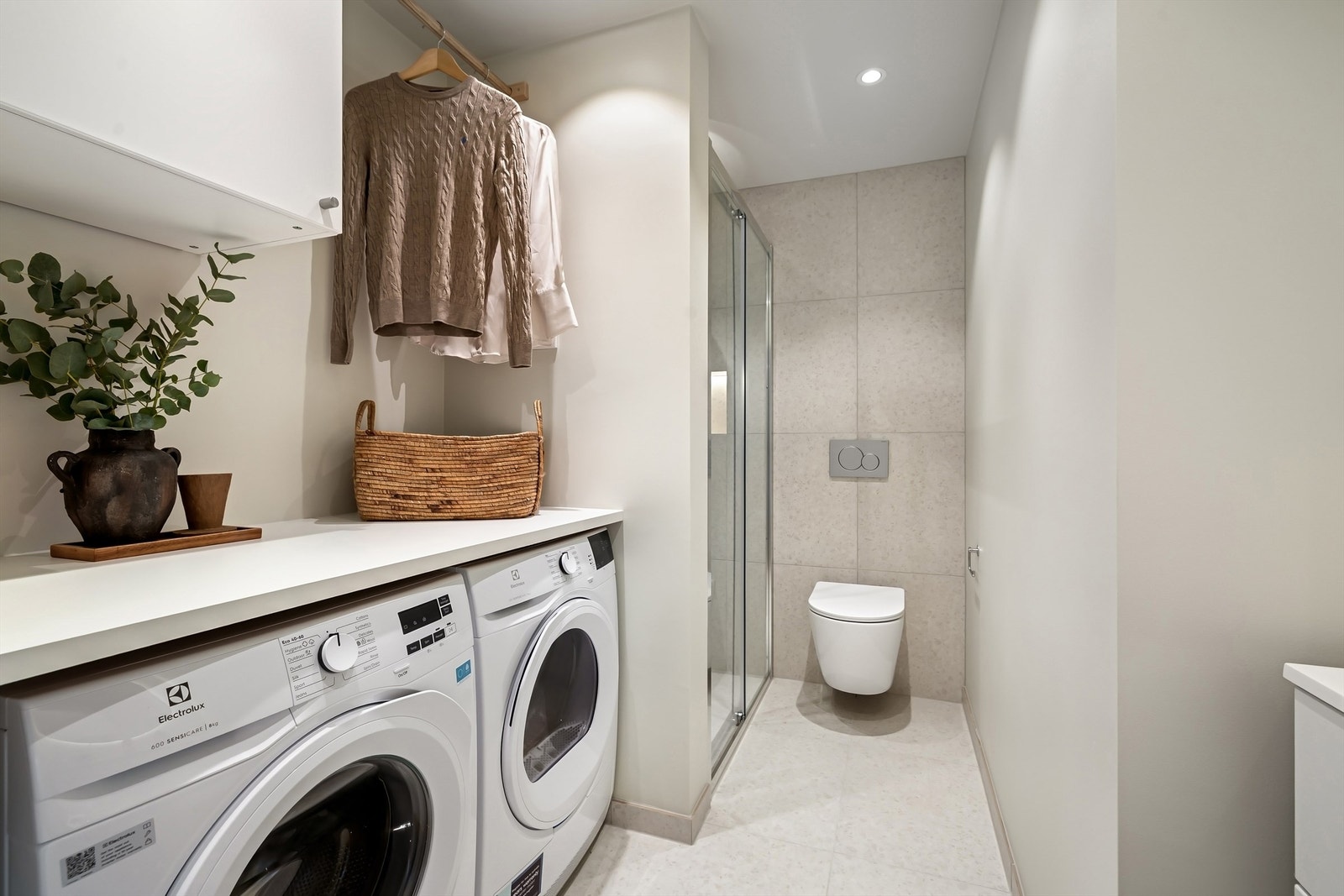 Lekkert vaskerom og bad, kombinert med praktiske løsninger og stilige detaljer Galleribilde