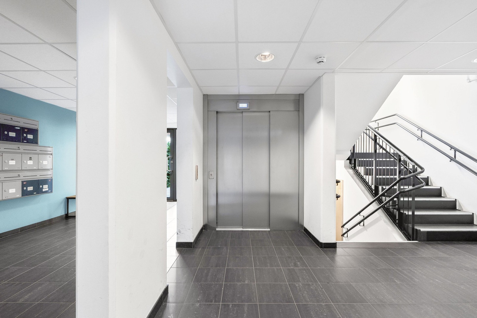 Enkel adkomst med heis. Ved å ta heisen ned til garasjekjelleren kan du gå tørrskodd inn på senteret. Galleribilde
