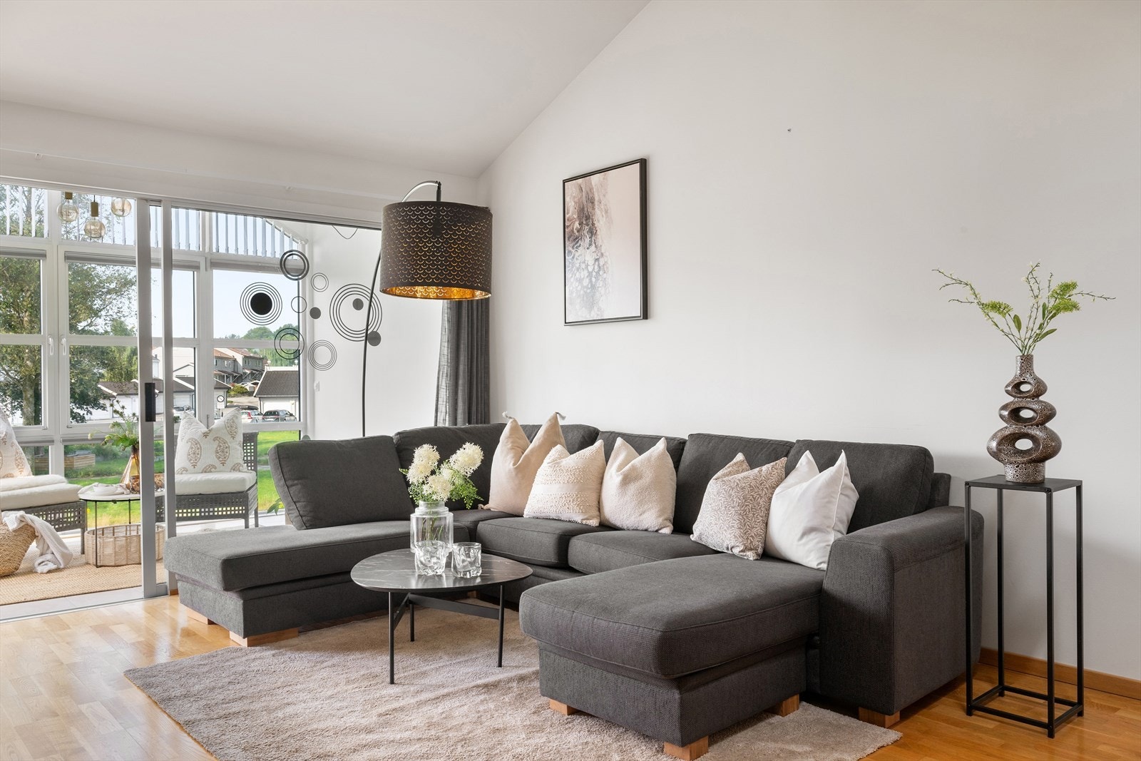 Store vindusflater gir rikelig med naturlig lys og bidrar til en lys og behagelig romfølelse ,forsterket av god takhøyde. Galleribilde