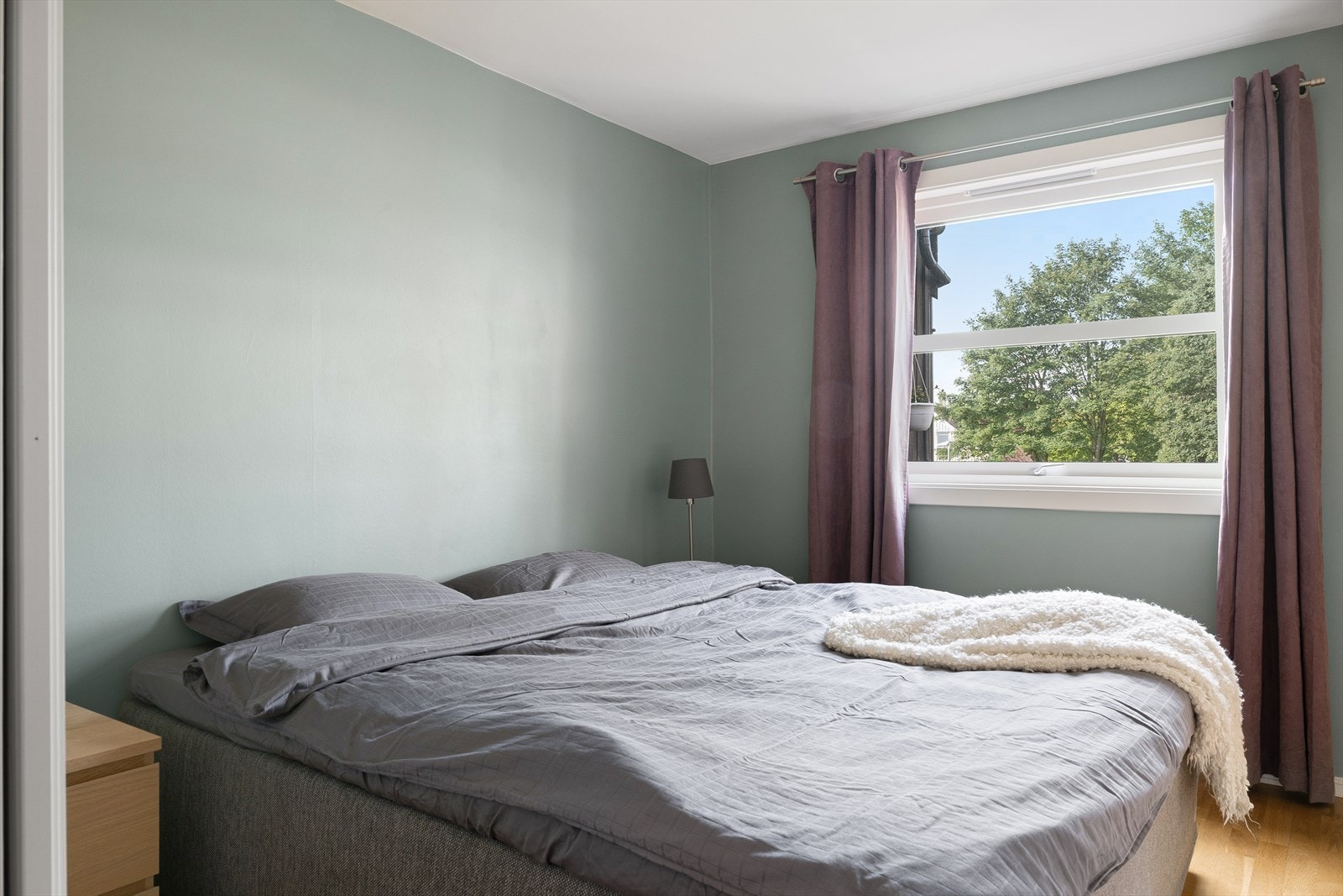 Hovedsoverommet ligger i 3. etasje og har en romslig utforming med direkte tilgang til en stor walk-in-garderobe med god oppbevaringsplass. Galleribilde