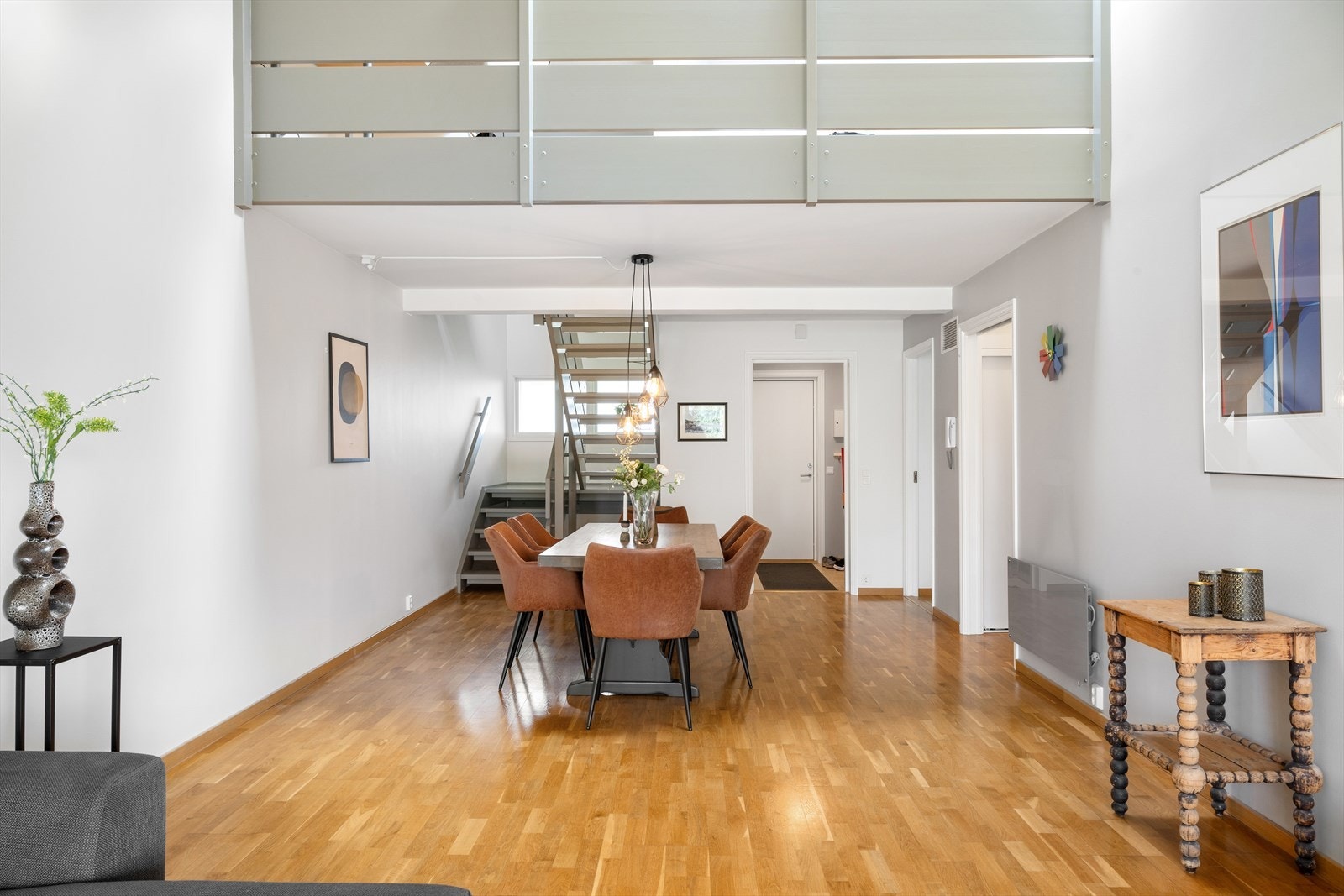 Stuen har parkett på gulv og lysmalte vegger. Galleribilde