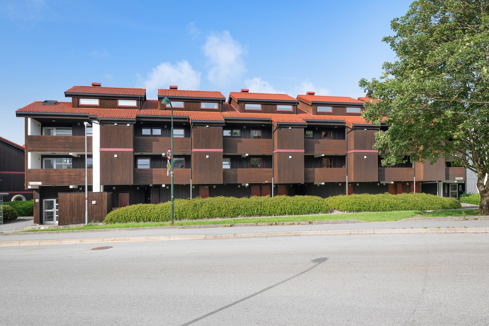 Boligblokken har felles garasjeanlegg, sykkelparkering og heis. Galleribilde