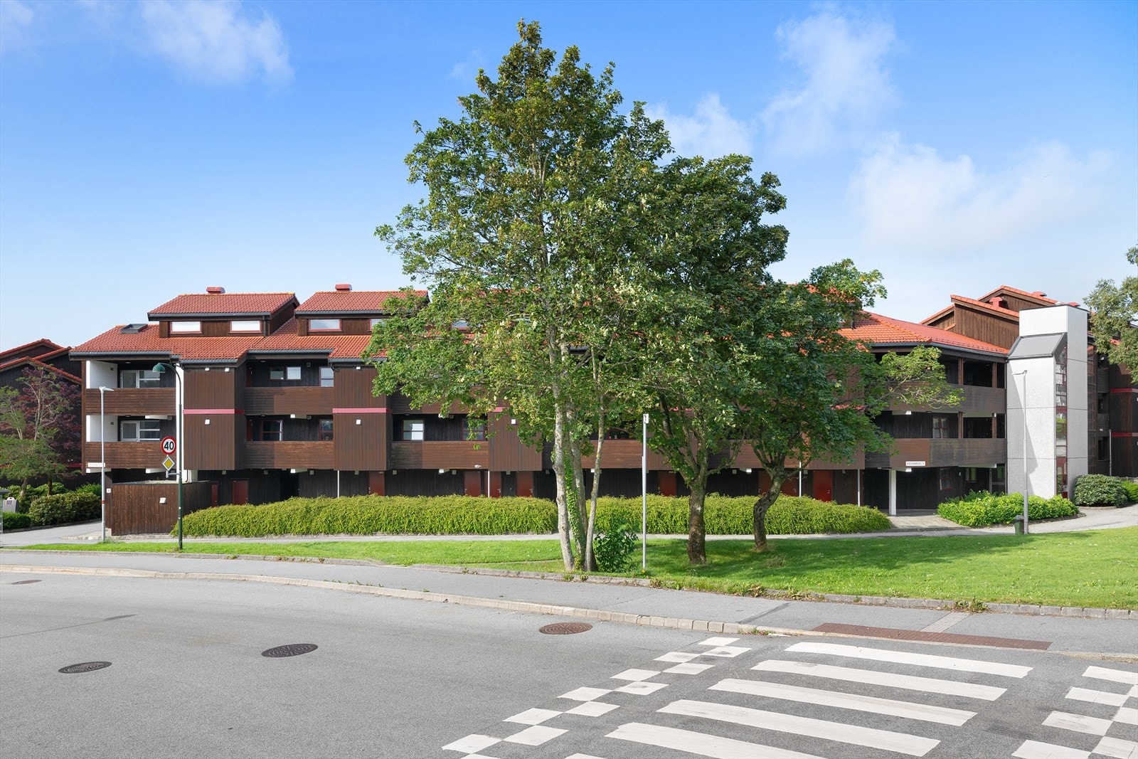 Leiligheten har en svært sentral beliggenhet midt i Hinna sentrum. I umiddelbar nærhet finner du dagligvarebutikker, legesenter, tannlege, frisører og andre nødvendige servicetilbud. Galleribilde