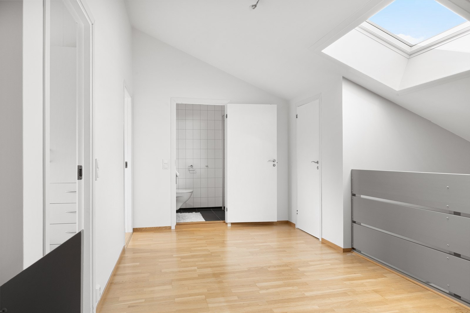 I 4. etasje finner du en lys og åpen loftstue med takvindu og åpen løsning ned mot stuen i etasjen under, som gir en luftig og sosial atmosfære. Galleribilde