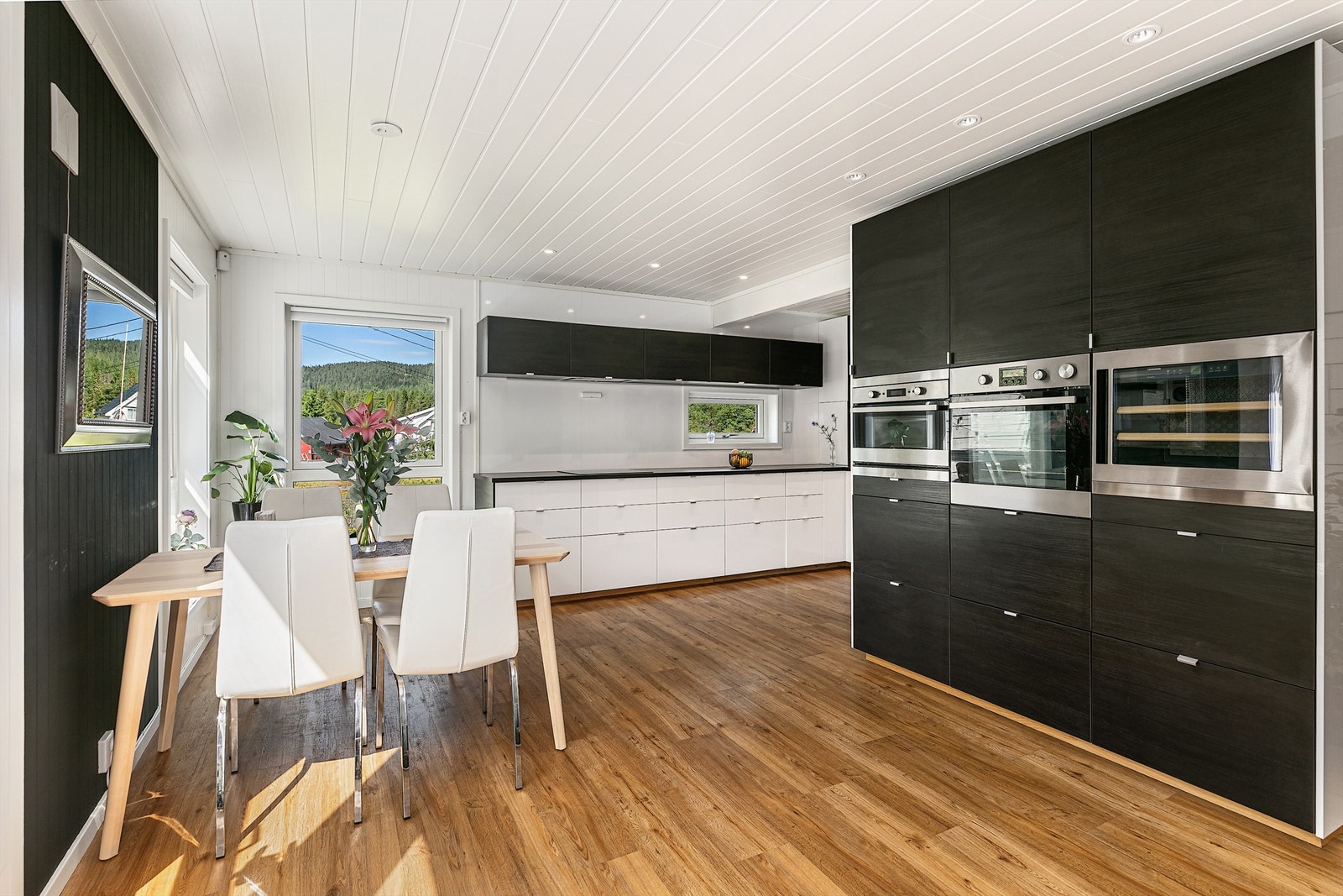 Kjøkkenet er moderne med integrerte hvitevarer. Galleribilde