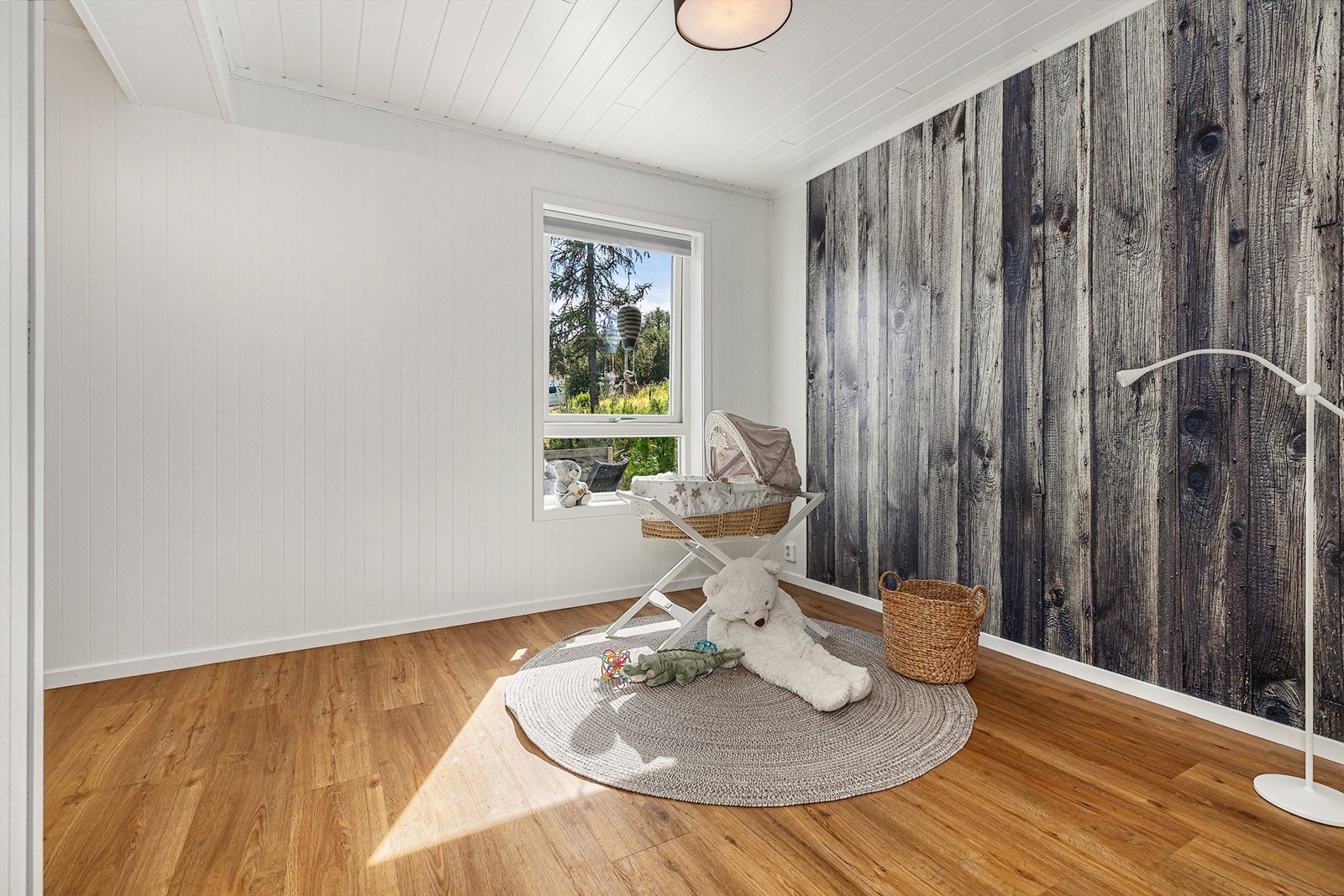 Soverom i 1. etasje med speilgarderobe. Galleribilde