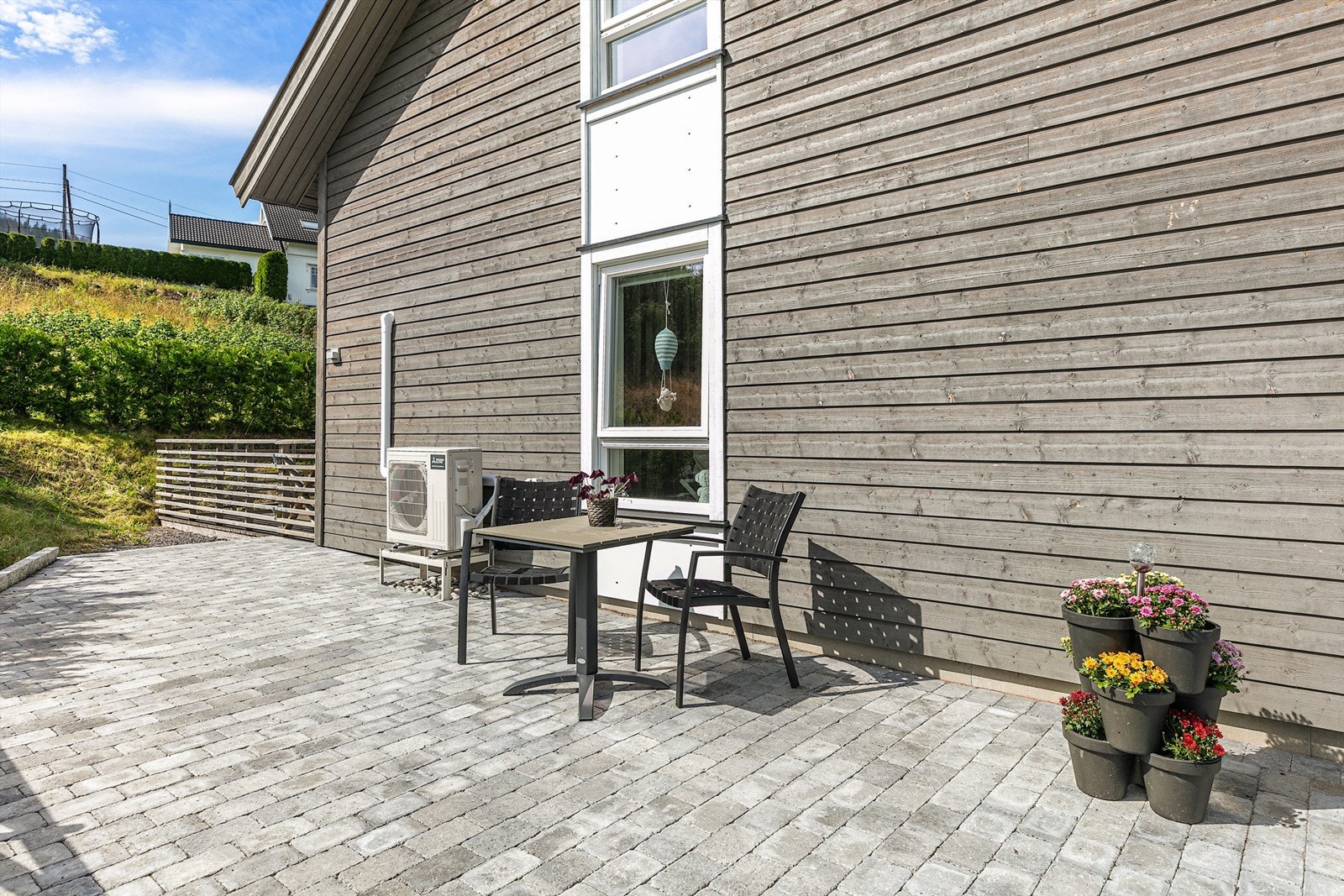 Stein belagte uteplassen. Galleribilde