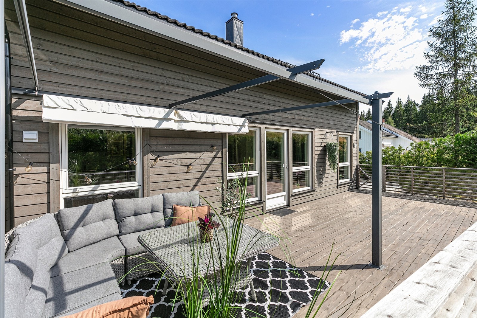 Solfylt terrasse, her kan man nyte varme sommer kvelder. Galleribilde