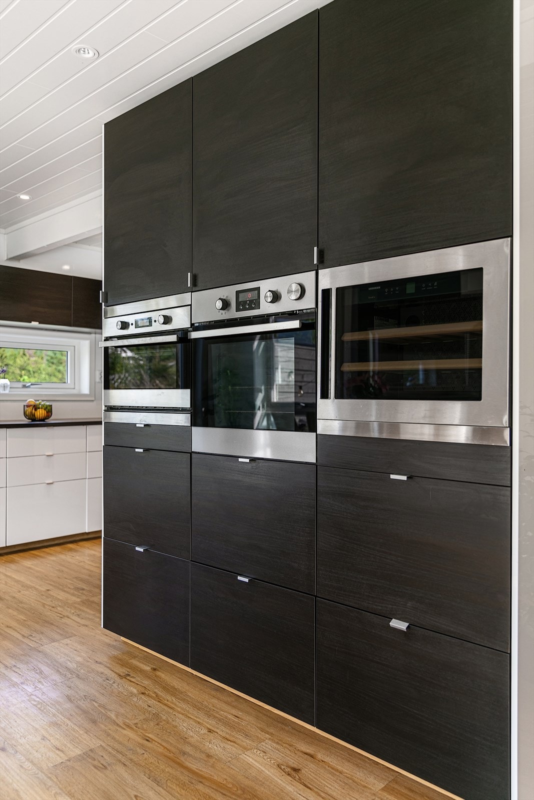 Ovn, mikro og vinskap er integrert i høyskapet. Galleribilde