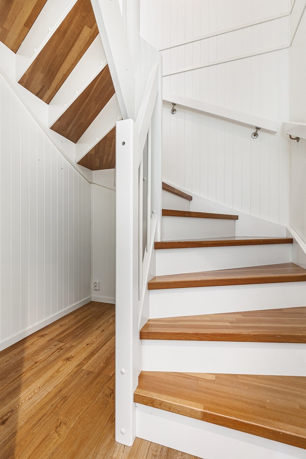 Gang med trappen opp til 2. etasje. Galleribilde