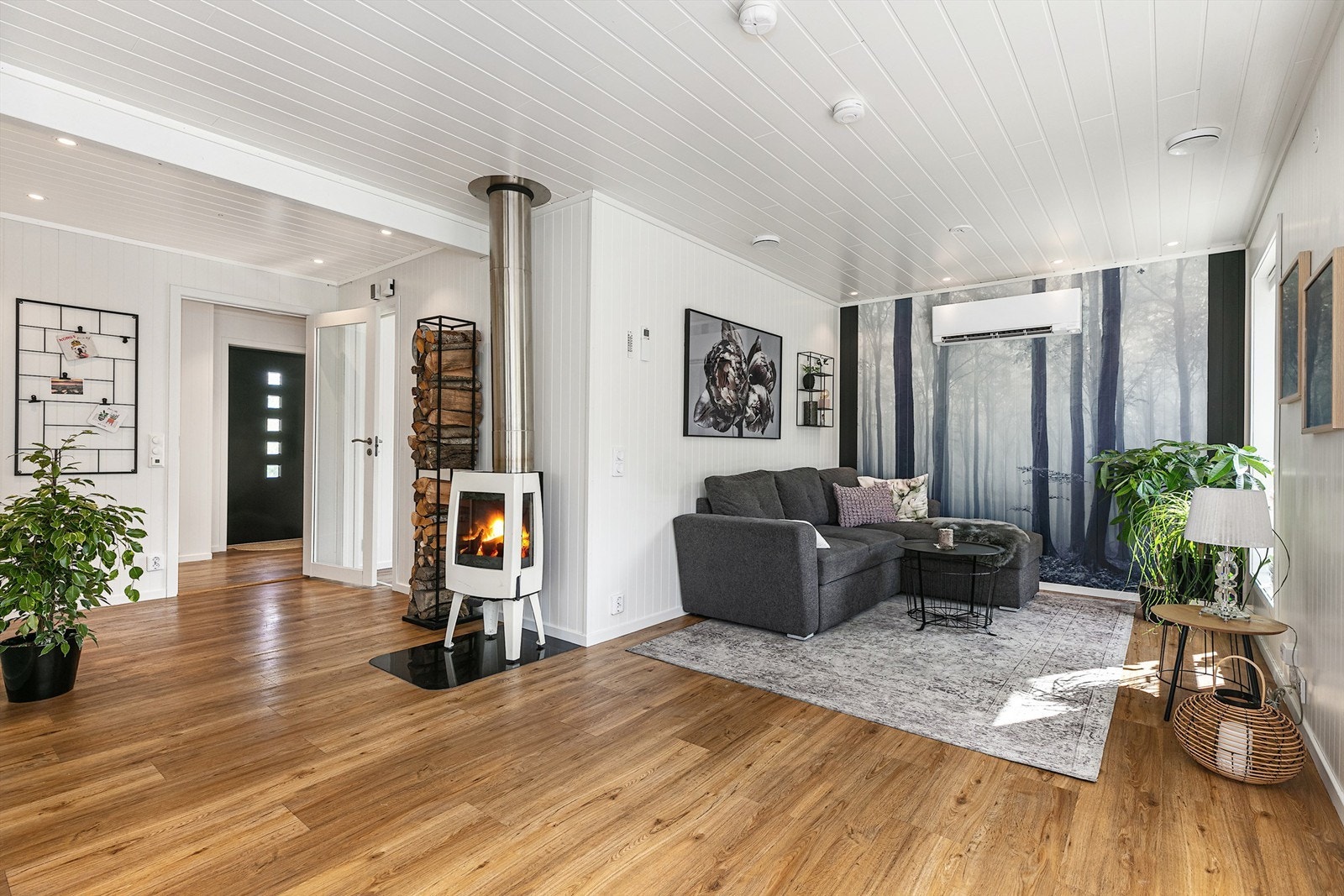 Lys stue med peisovn. god plass for spisebord og tv stue. Galleribilde