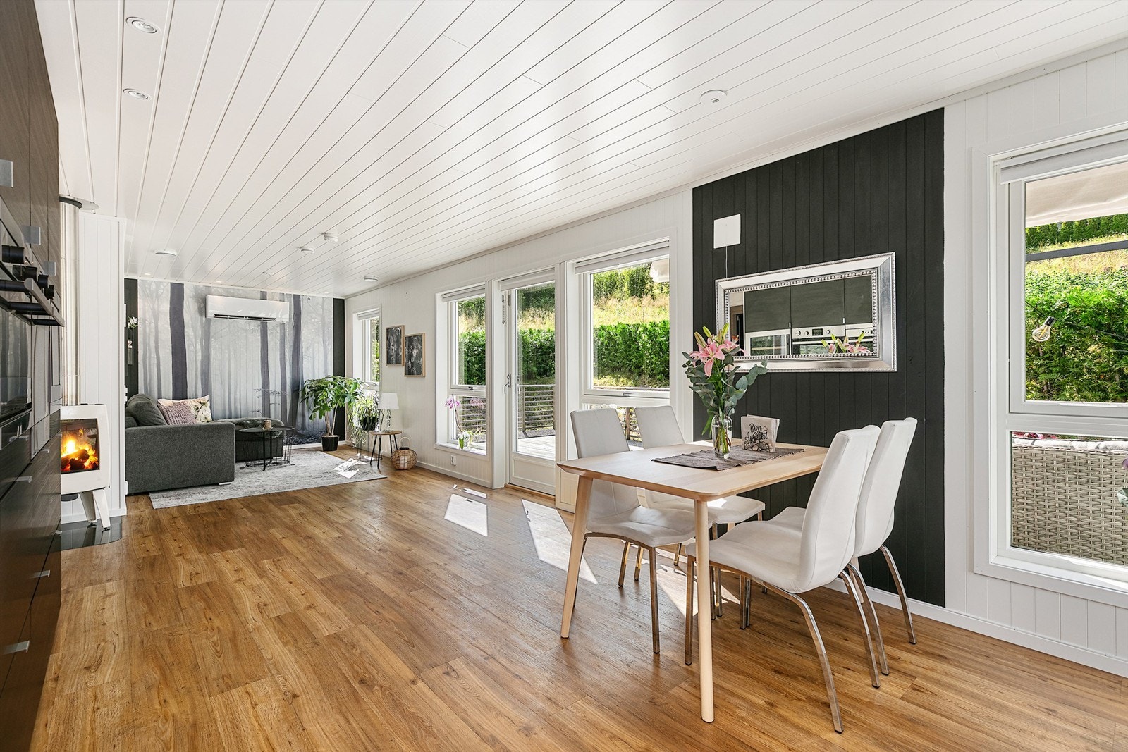 Fra stuen er det utgang til en solfylt terrasse. Galleribilde