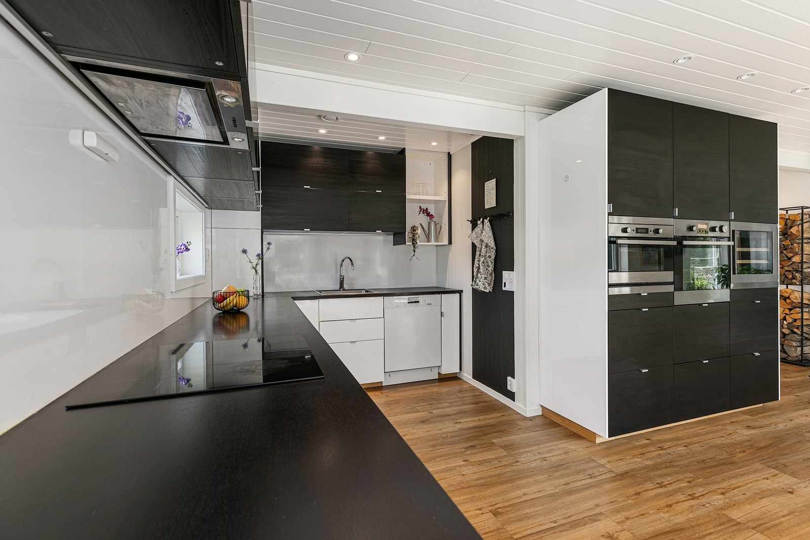 Kjøkkenet har godt med skap og benkeplass. Galleribilde