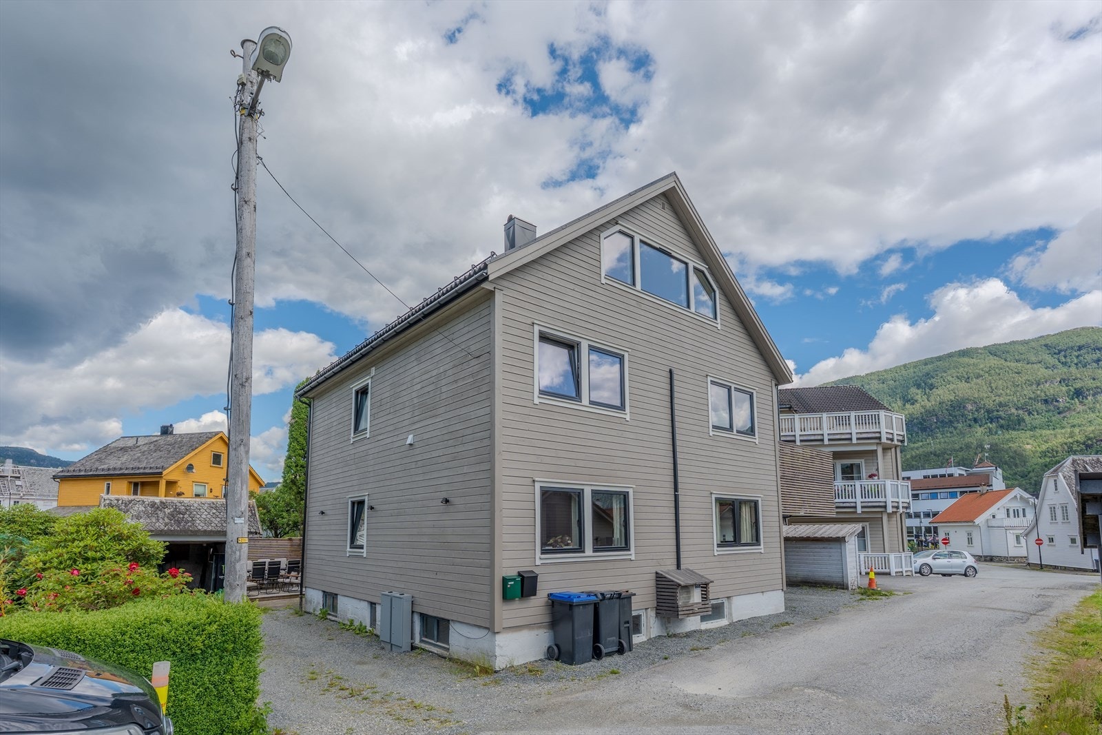 Fasade - leiligheten er 2.etg + loft Galleribilde